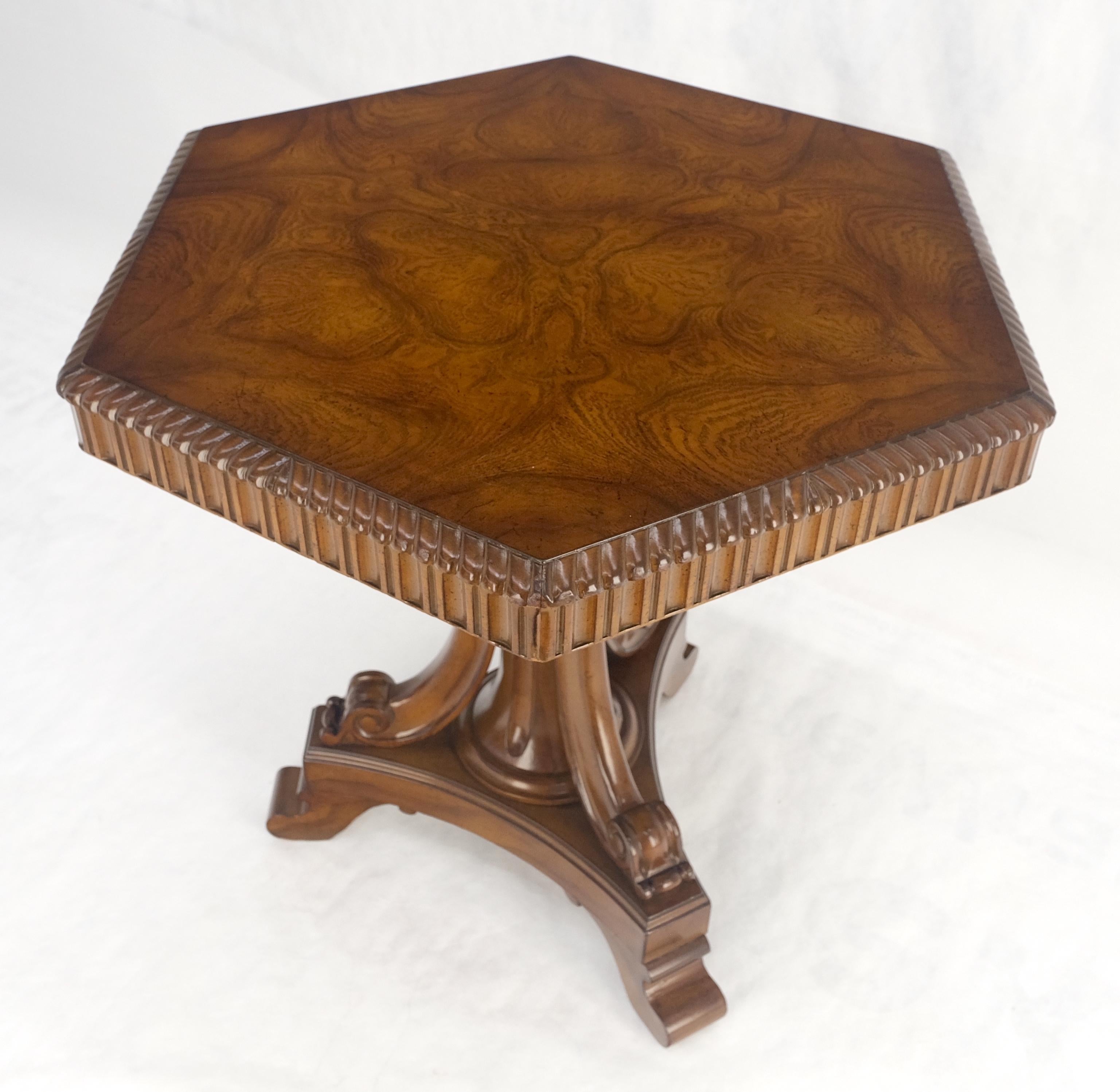 Table centrale hexagonale en bois de ronce, tripode, base sculptée et chantournée MINT en vente 8
