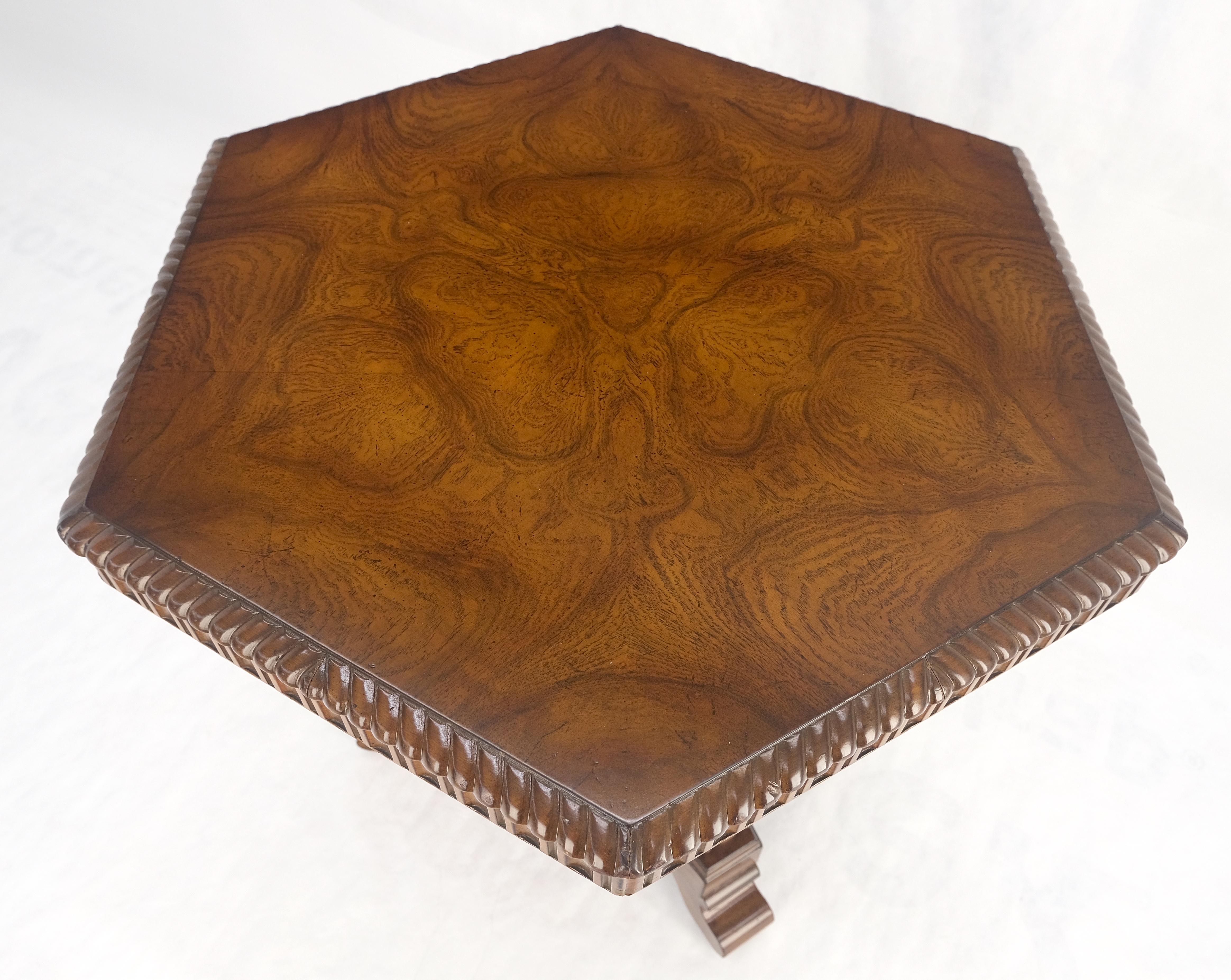 Table centrale hexagonale en bois de ronce, tripode, base sculptée et chantournée MINT en vente 9