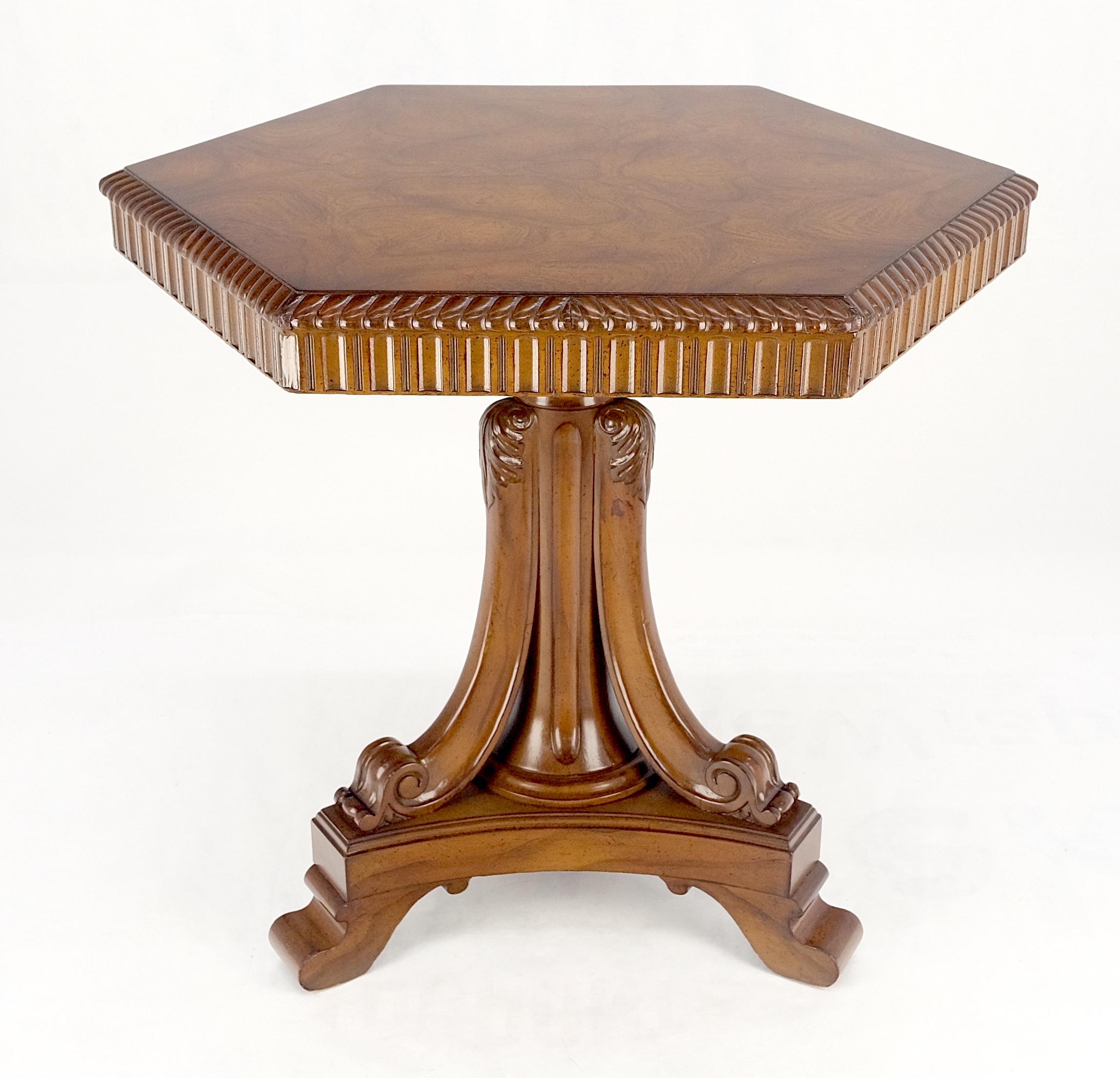 Table centrale en bois de ronce hexagonale avec plateau tripode, base sculptée de rinceaux et bordures en corde MINT !