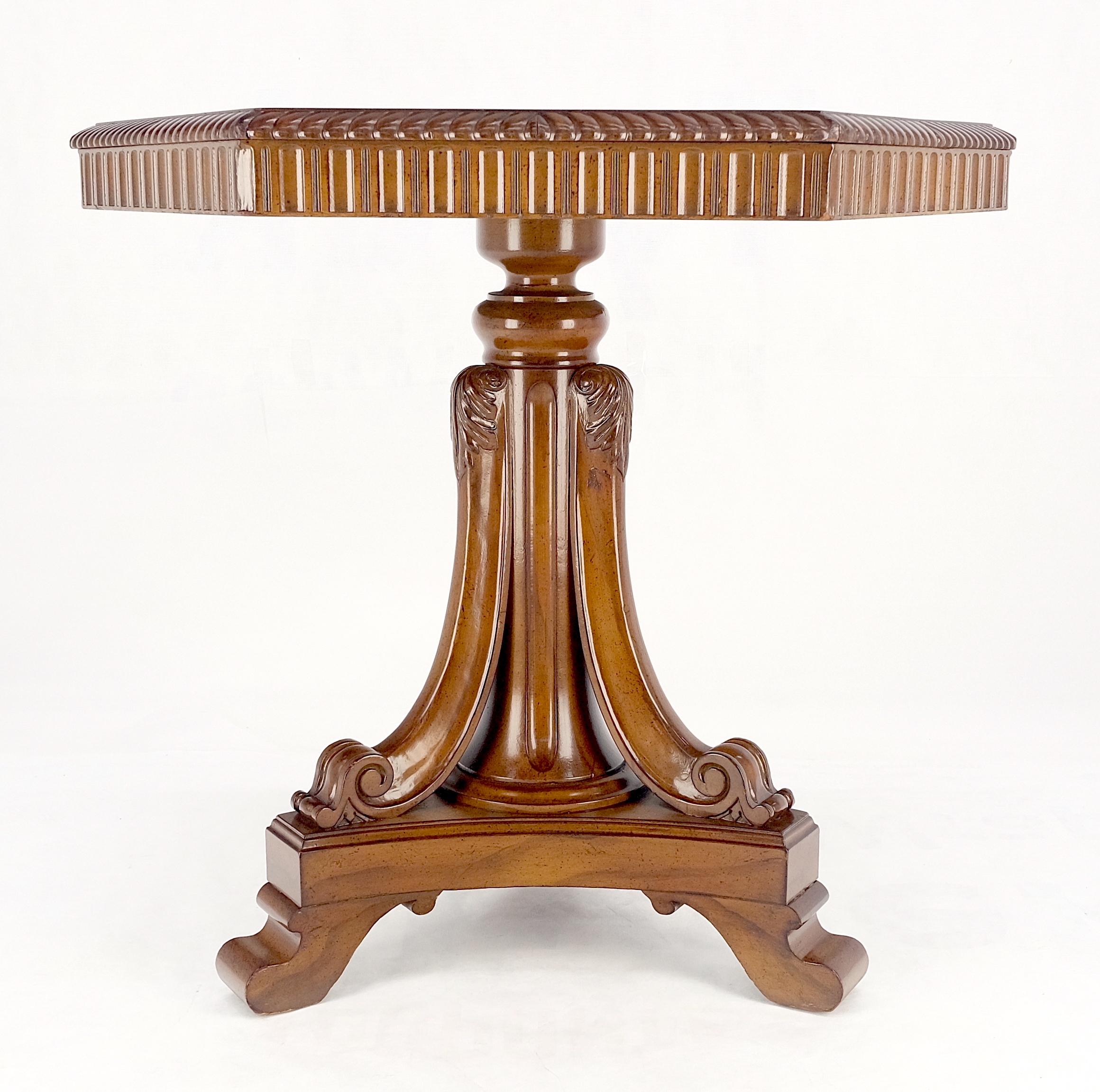Américain Table centrale hexagonale en bois de ronce, tripode, base sculptée et chantournée MINT en vente