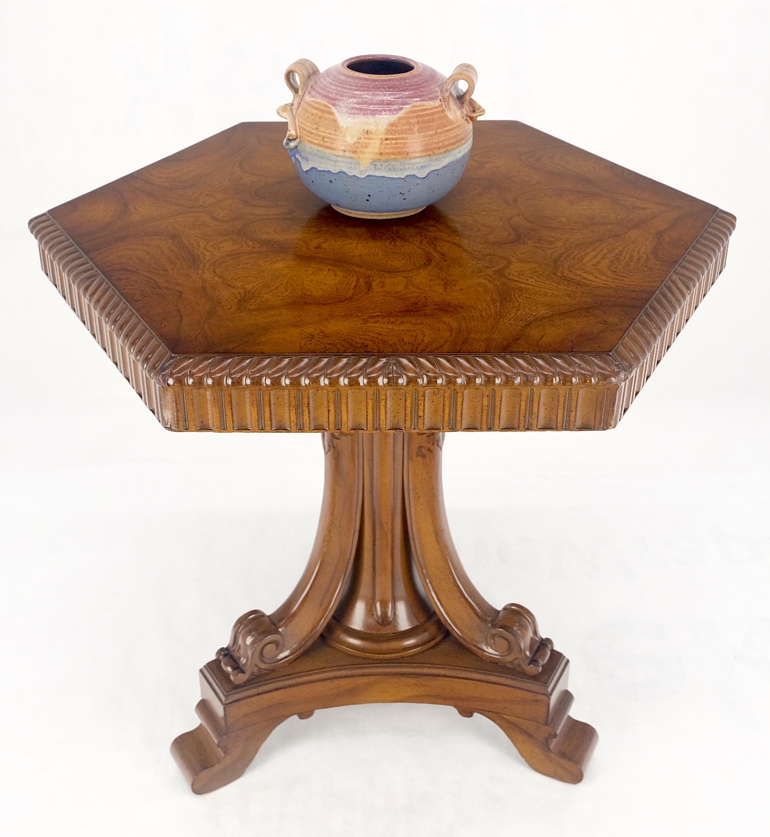 Laqué Table centrale hexagonale en bois de ronce, tripode, base sculptée et chantournée MINT en vente