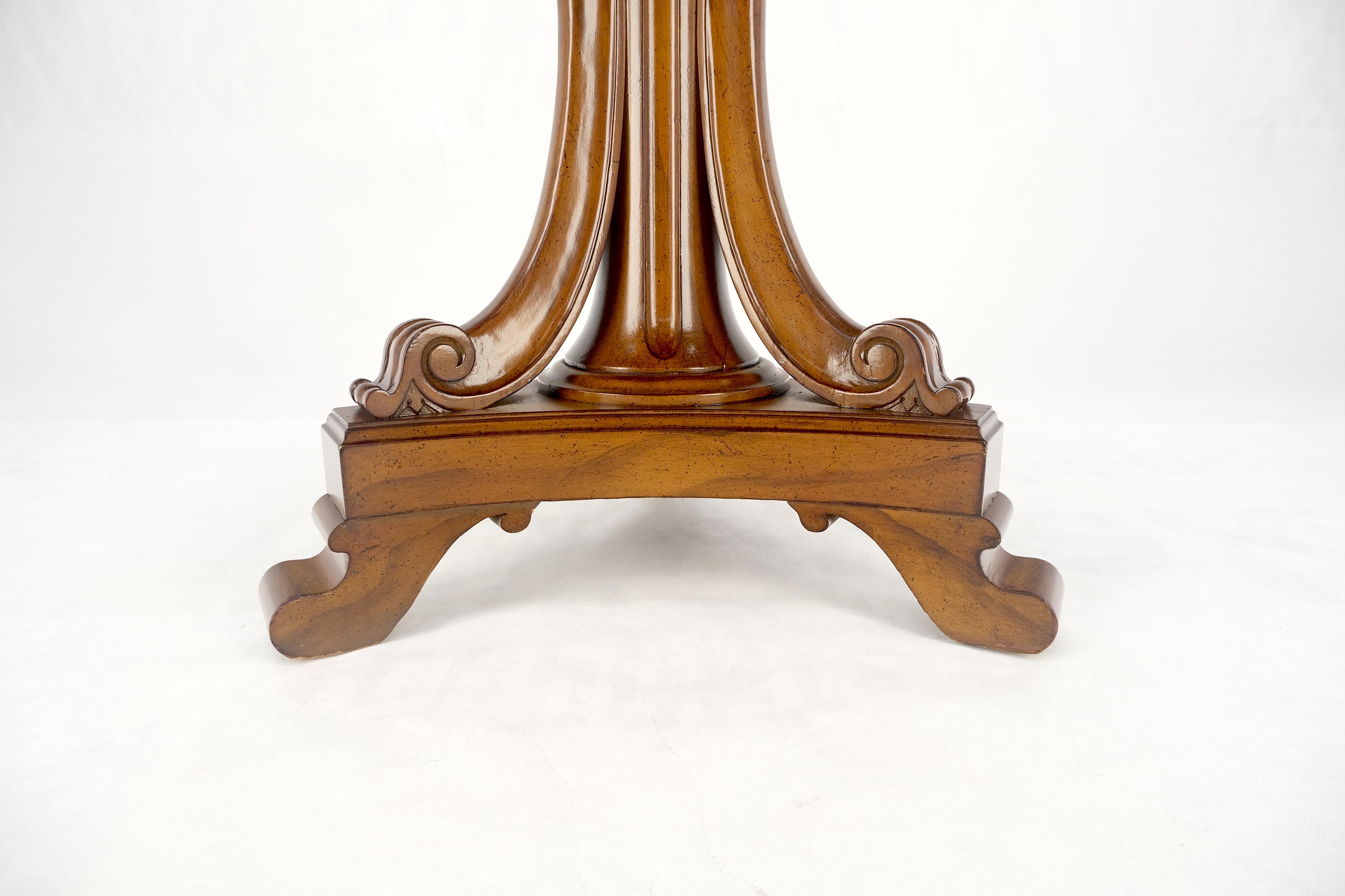 Noyer Table centrale hexagonale en bois de ronce, tripode, base sculptée et chantournée MINT en vente