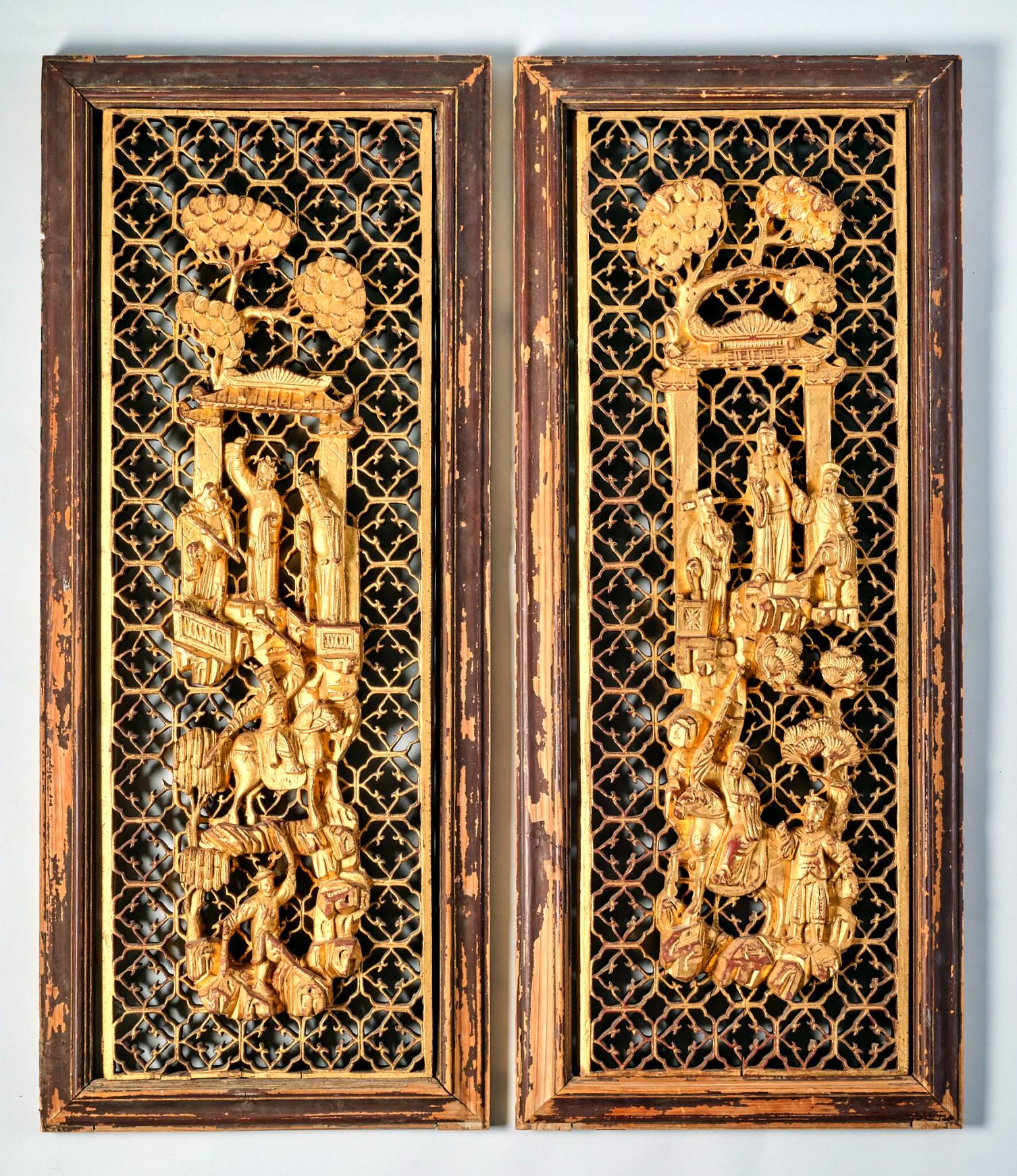 Paire exceptionnelle et hautement décorative de panneaux anciens en bois doré sculpté à la main de Chaozhou, présentant tous deux des vignettes finement exécutées, sculptées en relief et dorées, composées dans un format en terrasses représentant des