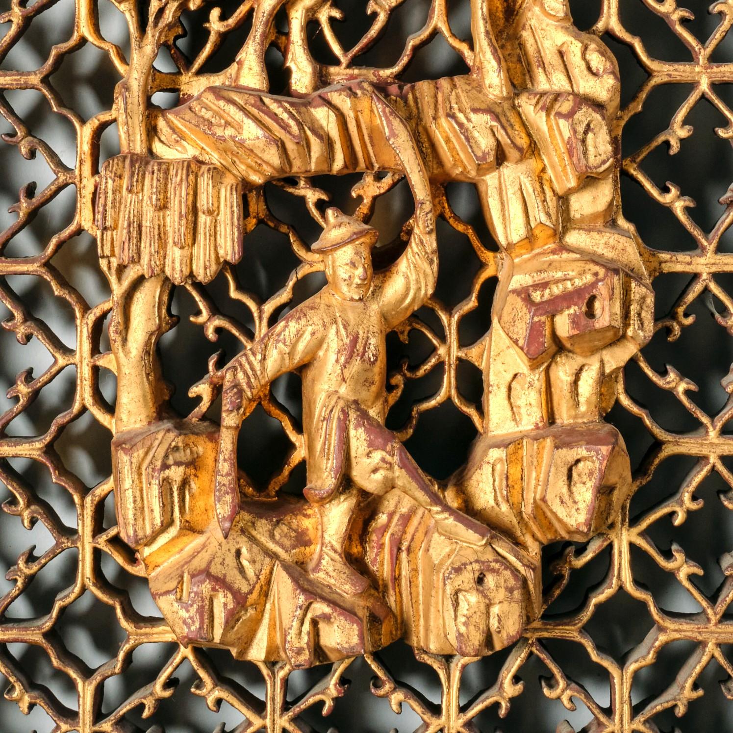 Sculpté à la main Paire exceptionnelle et hautement décorative de panneaux en bois doré sculpté d'exportation chinoise   en vente