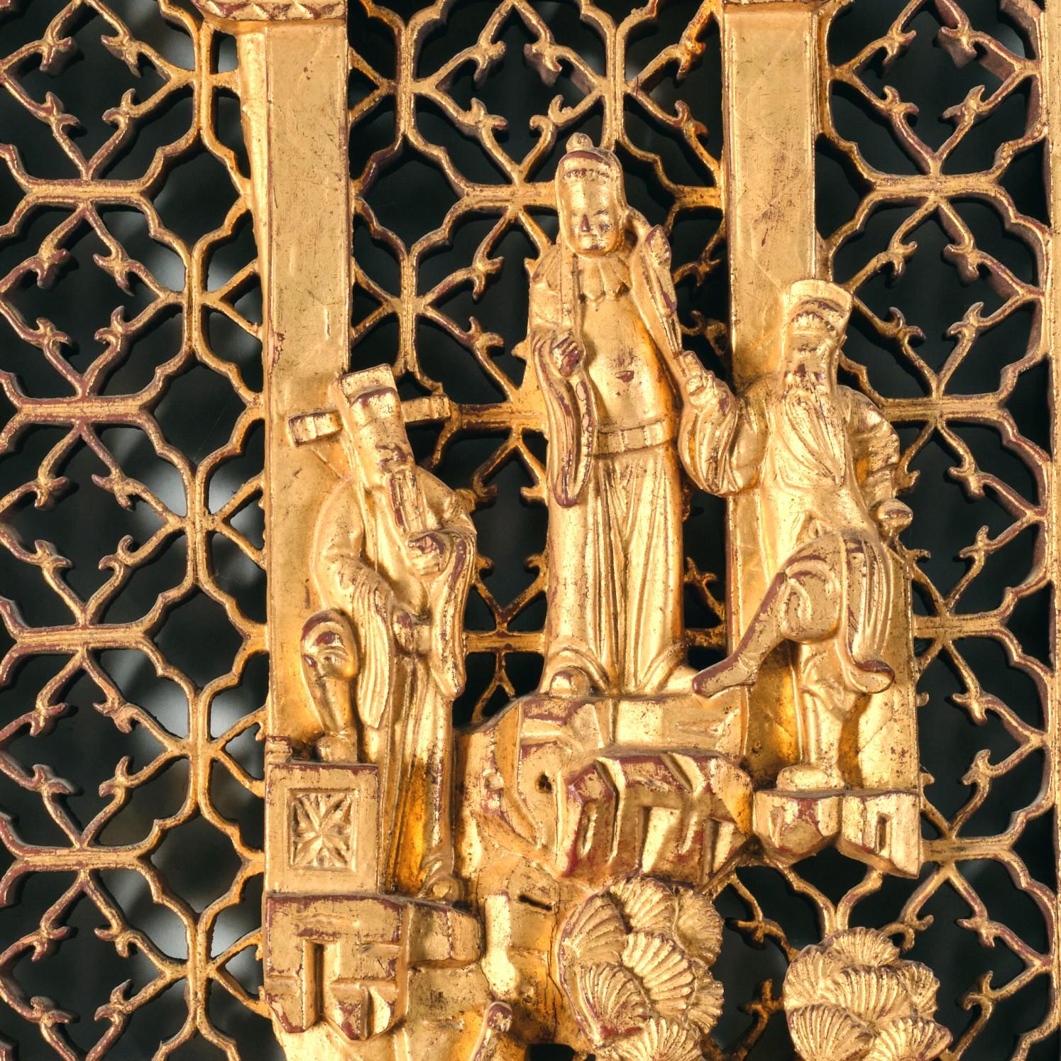 20ième siècle Paire exceptionnelle et hautement décorative de panneaux en bois doré sculpté d'exportation chinoise   en vente