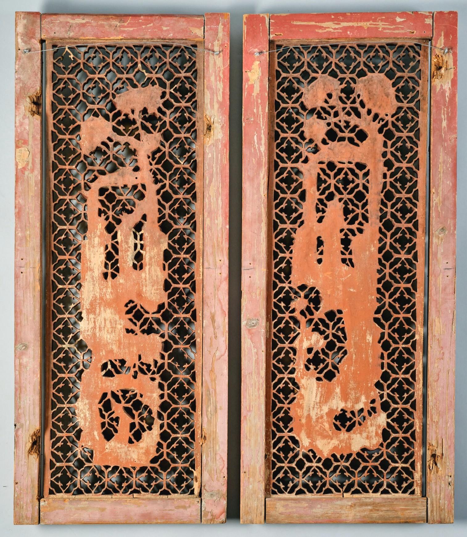 Legno dorato Eccezionale e altamente decorativa coppia di pannelli in legno dorato intagliato da esportazione cinese in vendita