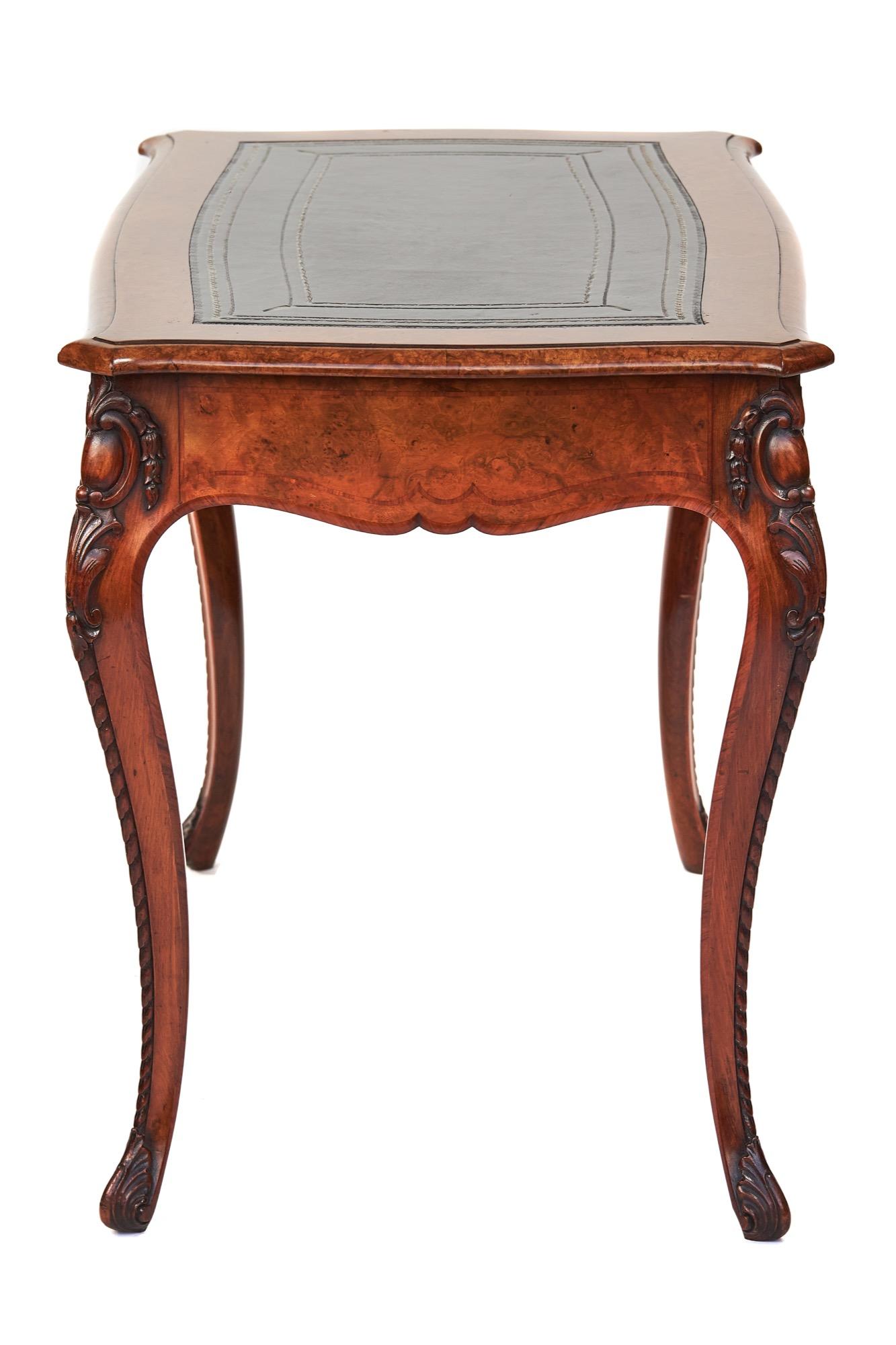 Fine Holland & Sons Walnut inlaid & carved Bureau Plat / Writing table In Good Condition For Sale In Dereham, GB