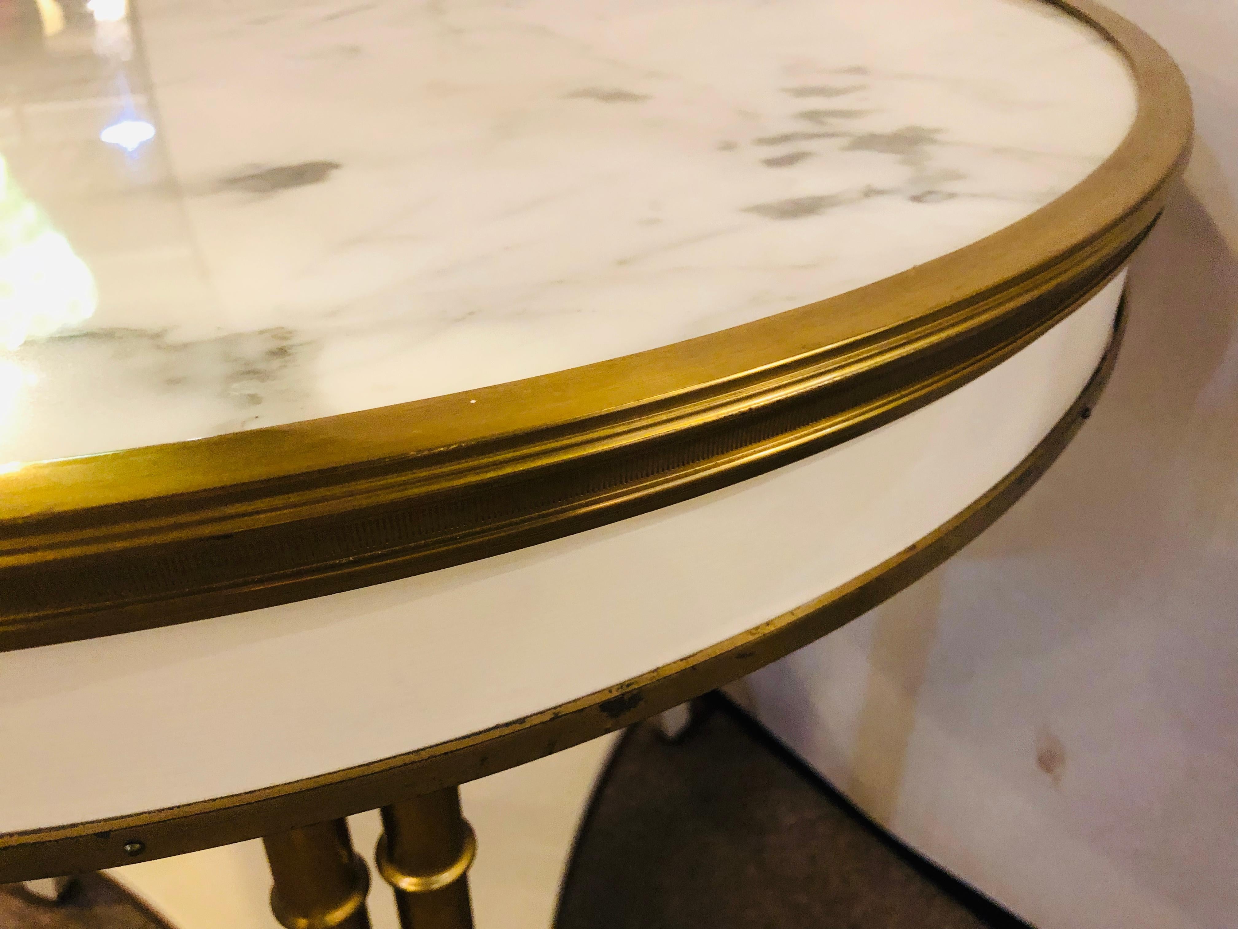 Weiß lackierter, messingbeschlagener Bouilliote-Tisch mit Marmorplatte im Stil von Maison Jansen 1
