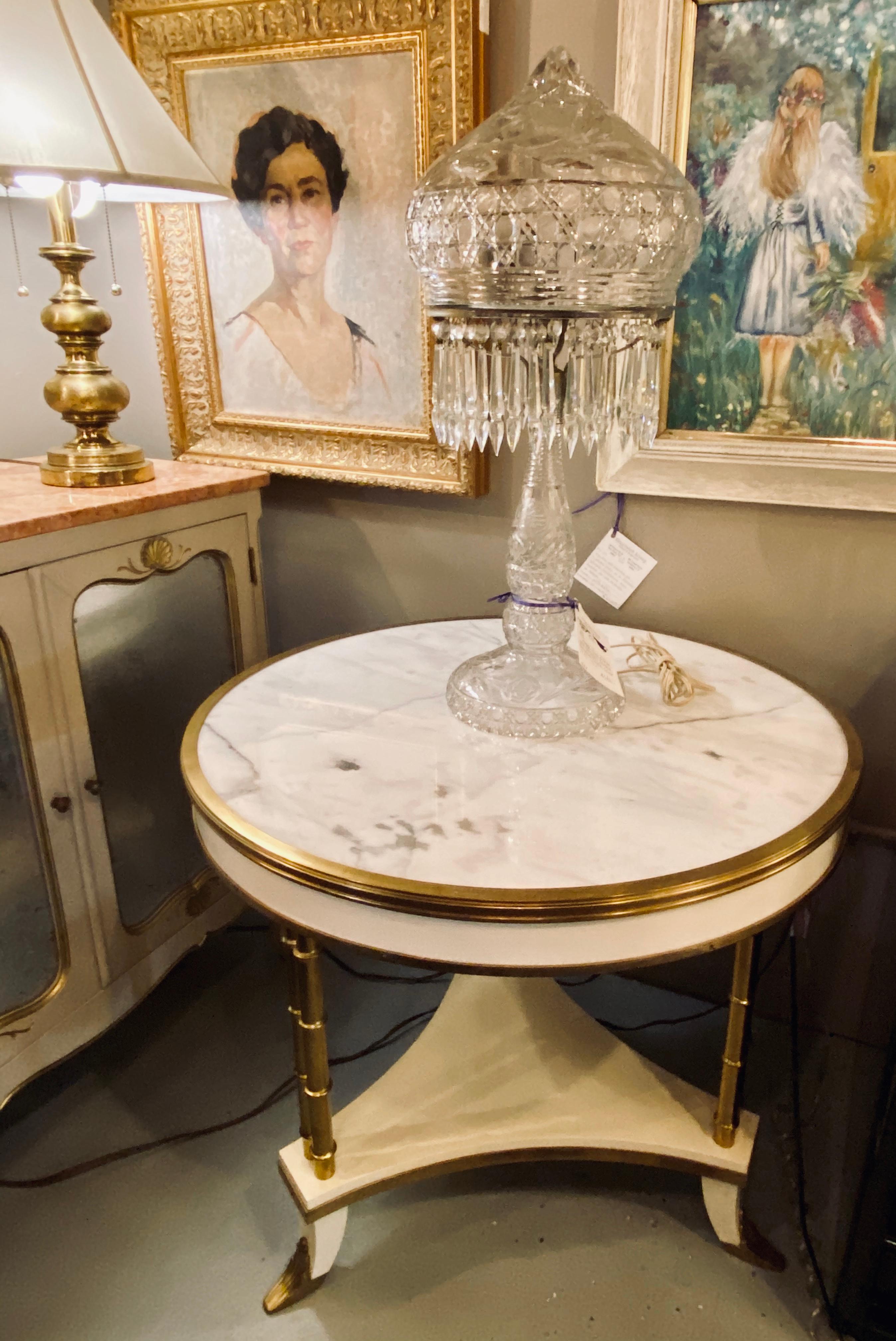Weiß lackierter, messingbeschlagener Bouilliote-Tisch mit Marmorplatte im Stil von Maison Jansen (20. Jahrhundert)