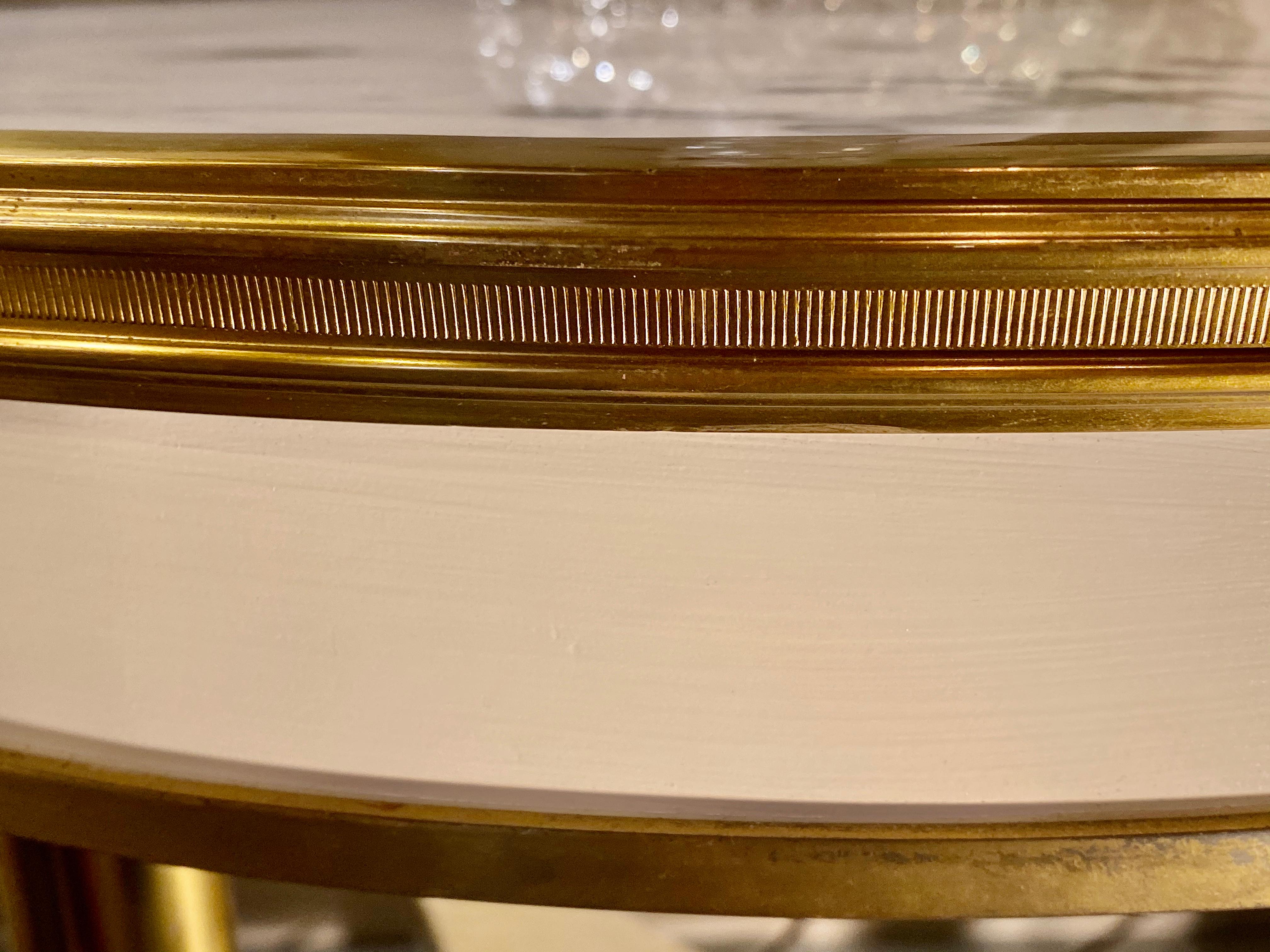 Weiß lackierter, messingbeschlagener Bouilliote-Tisch mit Marmorplatte im Stil von Maison Jansen 4