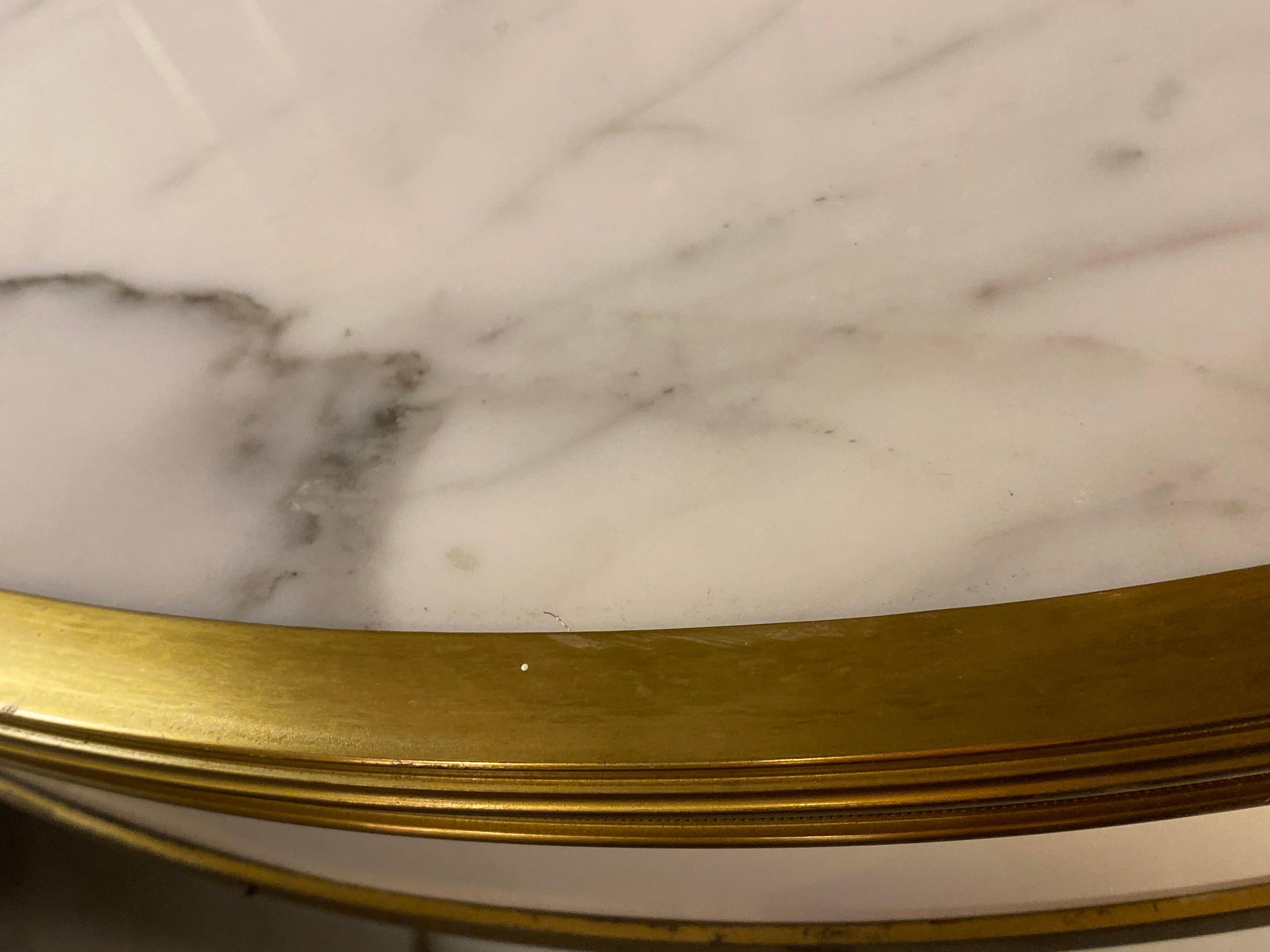 Weiß lackierter, messingbeschlagener Bouilliote-Tisch mit Marmorplatte im Stil von Maison Jansen 5