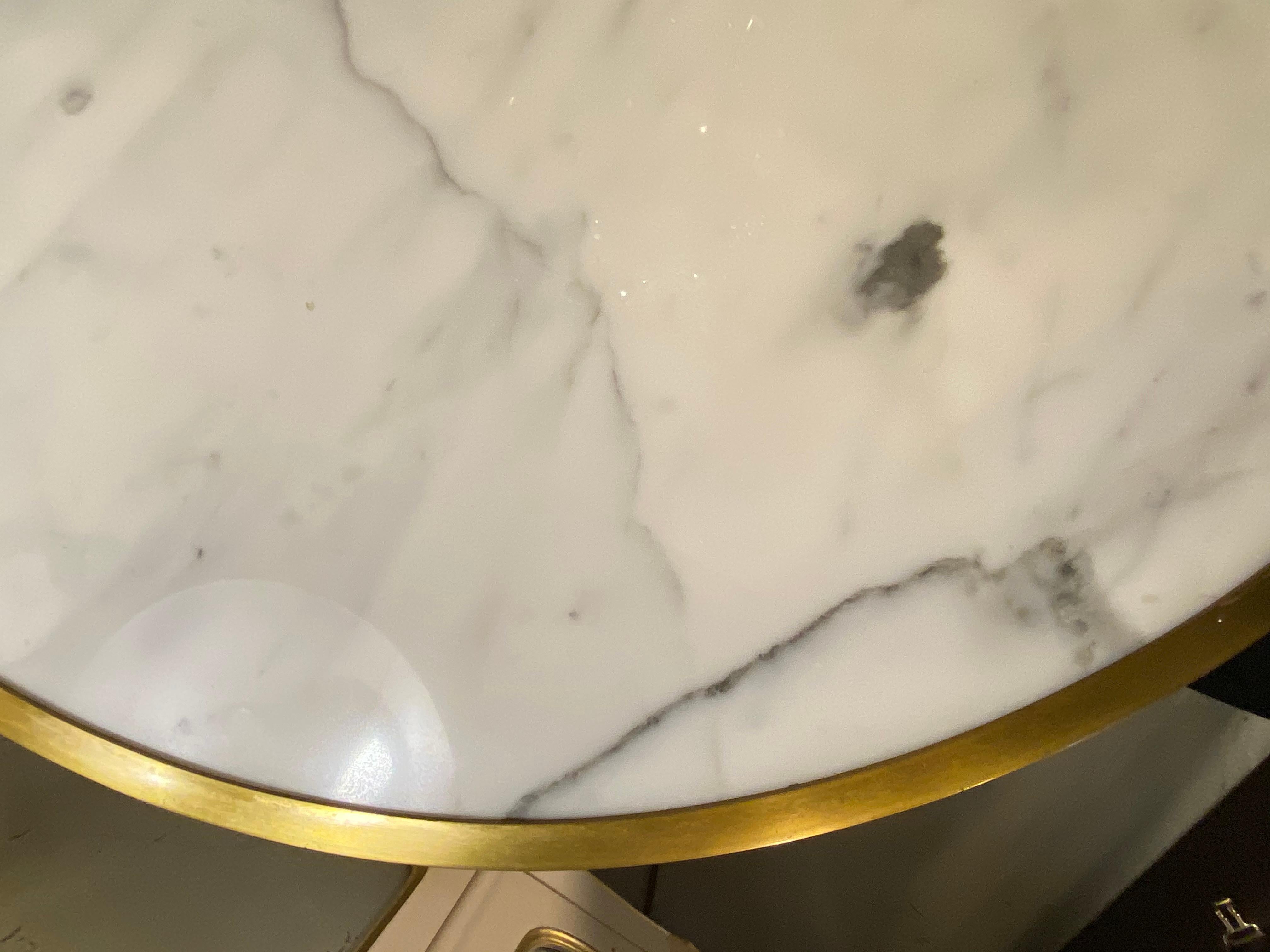 Weiß lackierter, messingbeschlagener Bouilliote-Tisch mit Marmorplatte im Stil von Maison Jansen 6