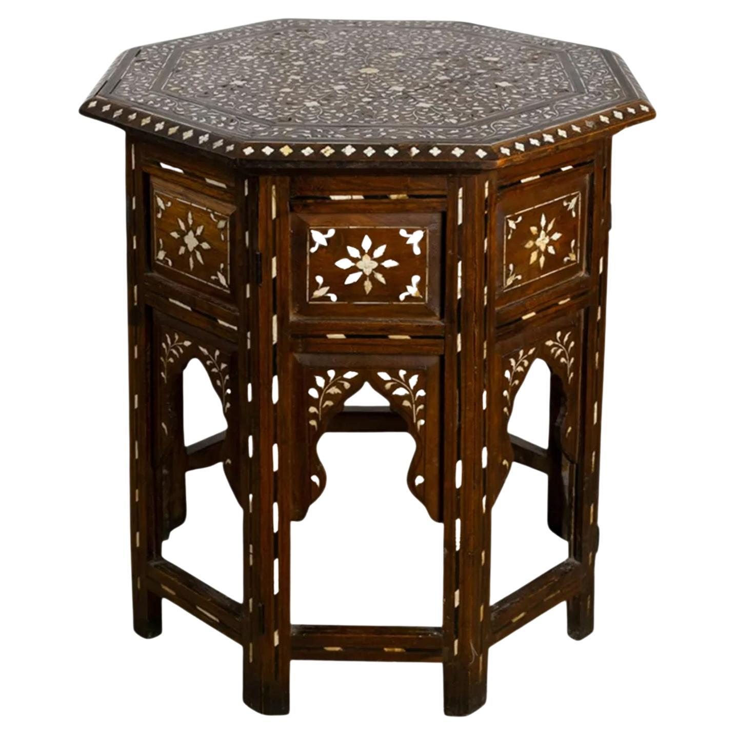 Achteckiger Hoshiarpur-Tisch, 19. Jahrhundert, fein