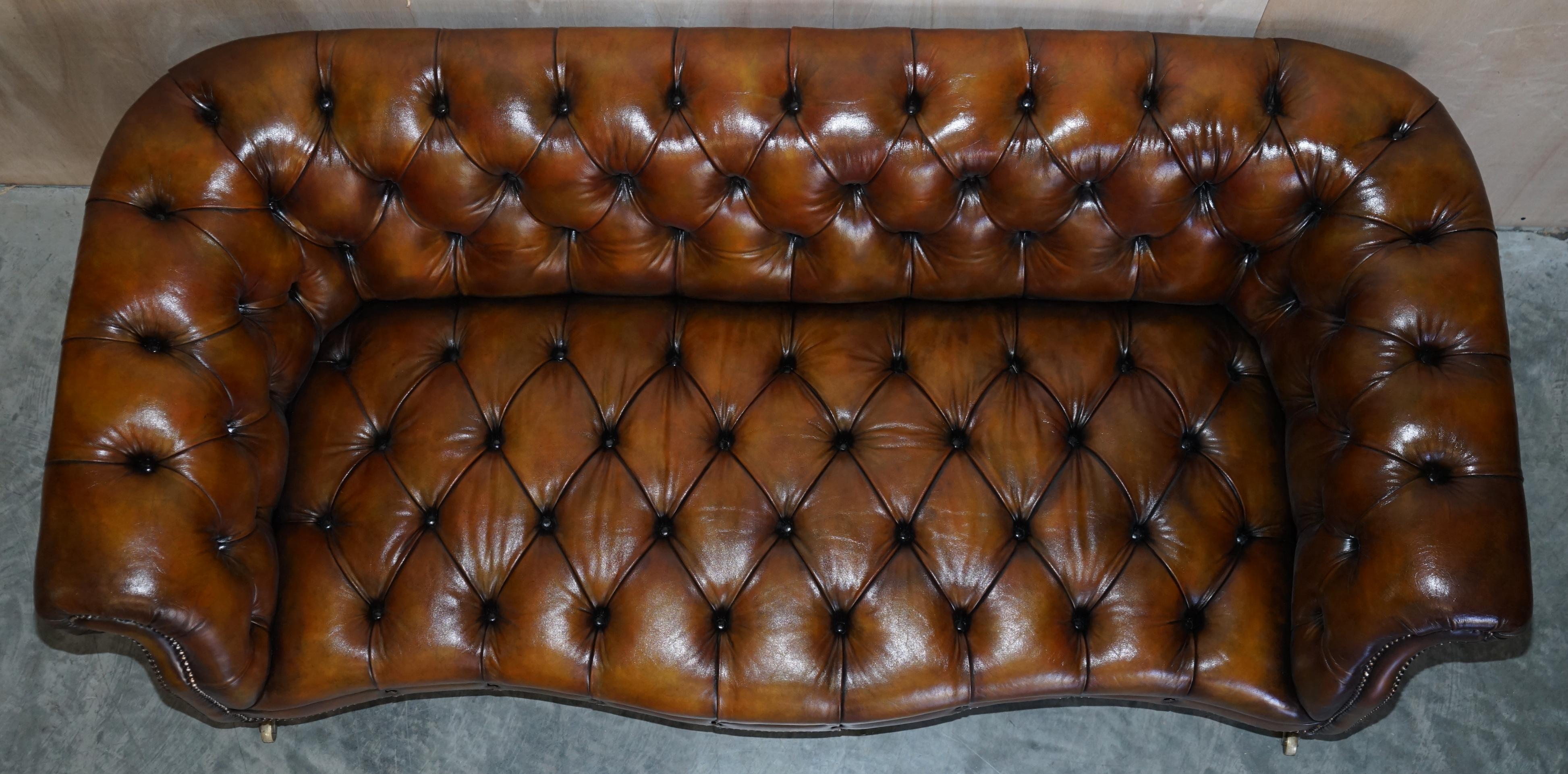 Paire d'importantes canapés Chesterfield anciens en cuir Howard & Sons restaurés et restaurés en vente 3