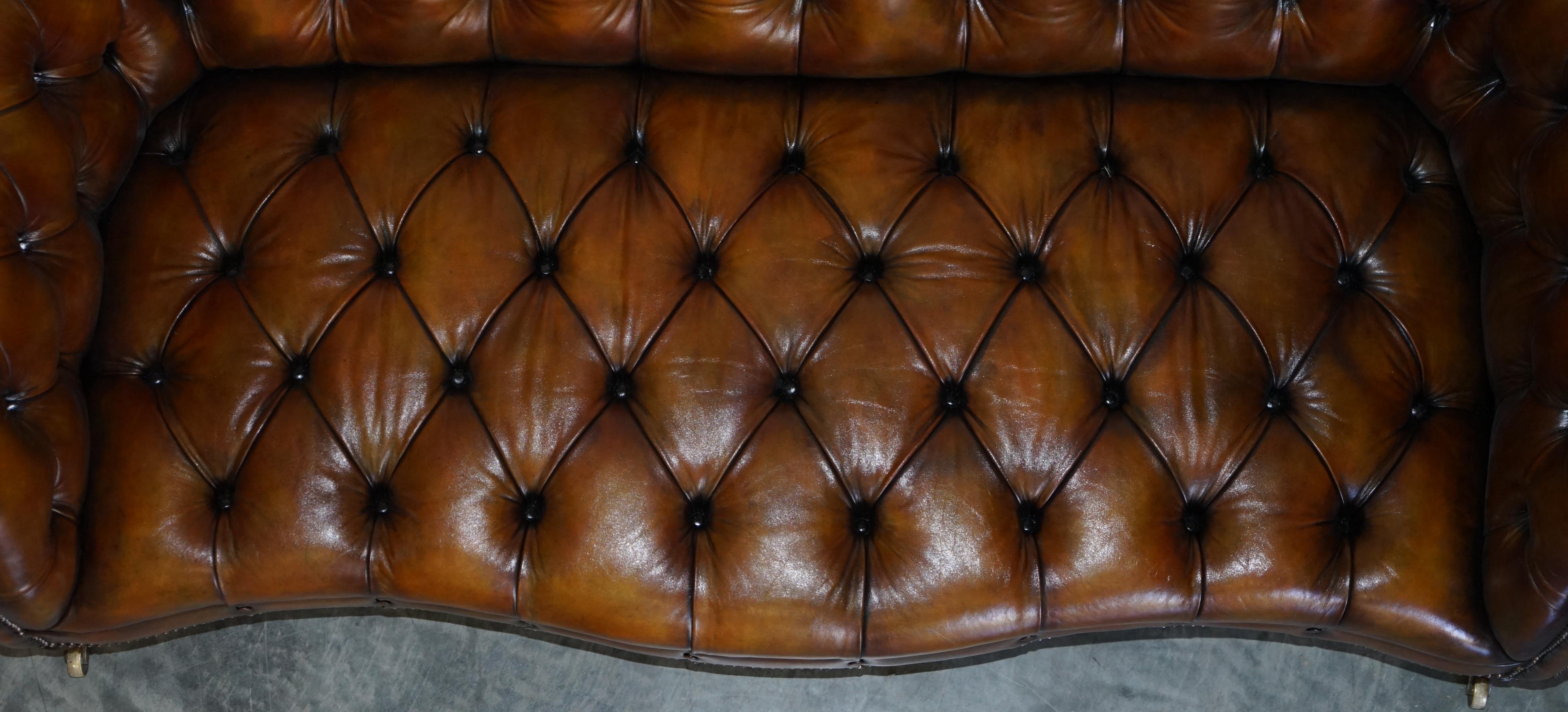 Paire d'importantes canapés Chesterfield anciens en cuir Howard & Sons restaurés et restaurés en vente 4