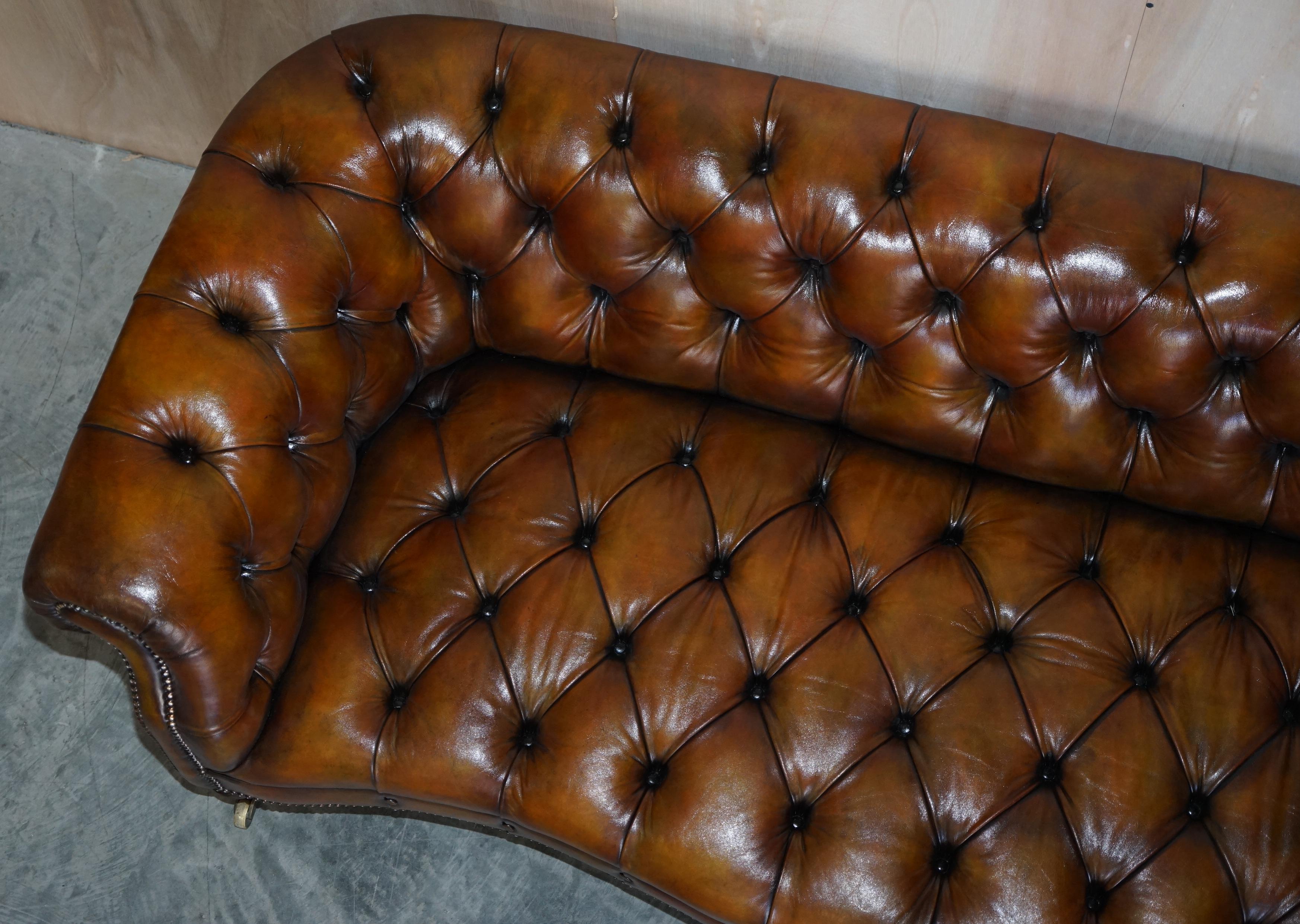 Paire d'importantes canapés Chesterfield anciens en cuir Howard & Sons restaurés et restaurés en vente 5
