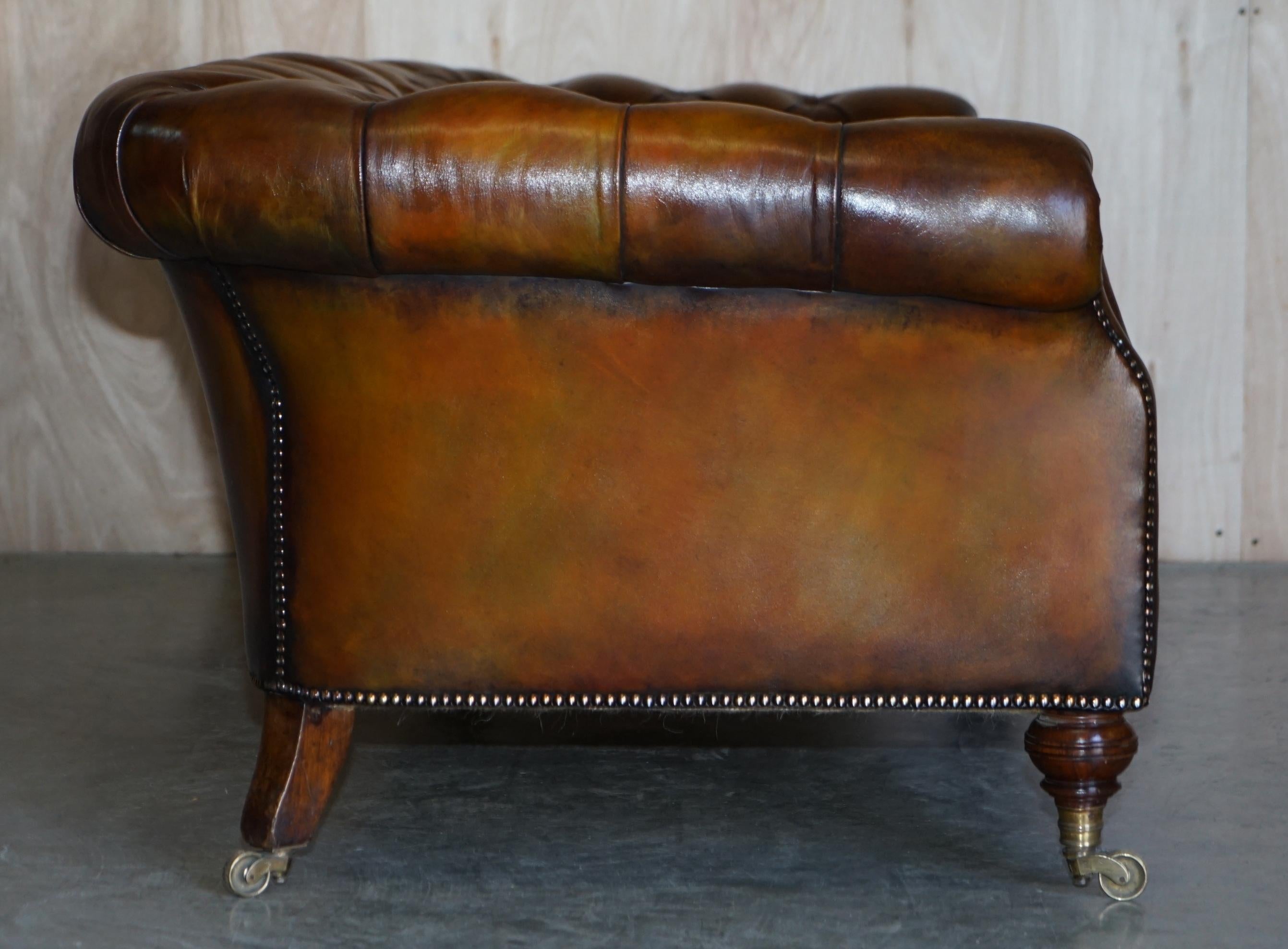 Paire d'importantes canapés Chesterfield anciens en cuir Howard & Sons restaurés et restaurés en vente 7