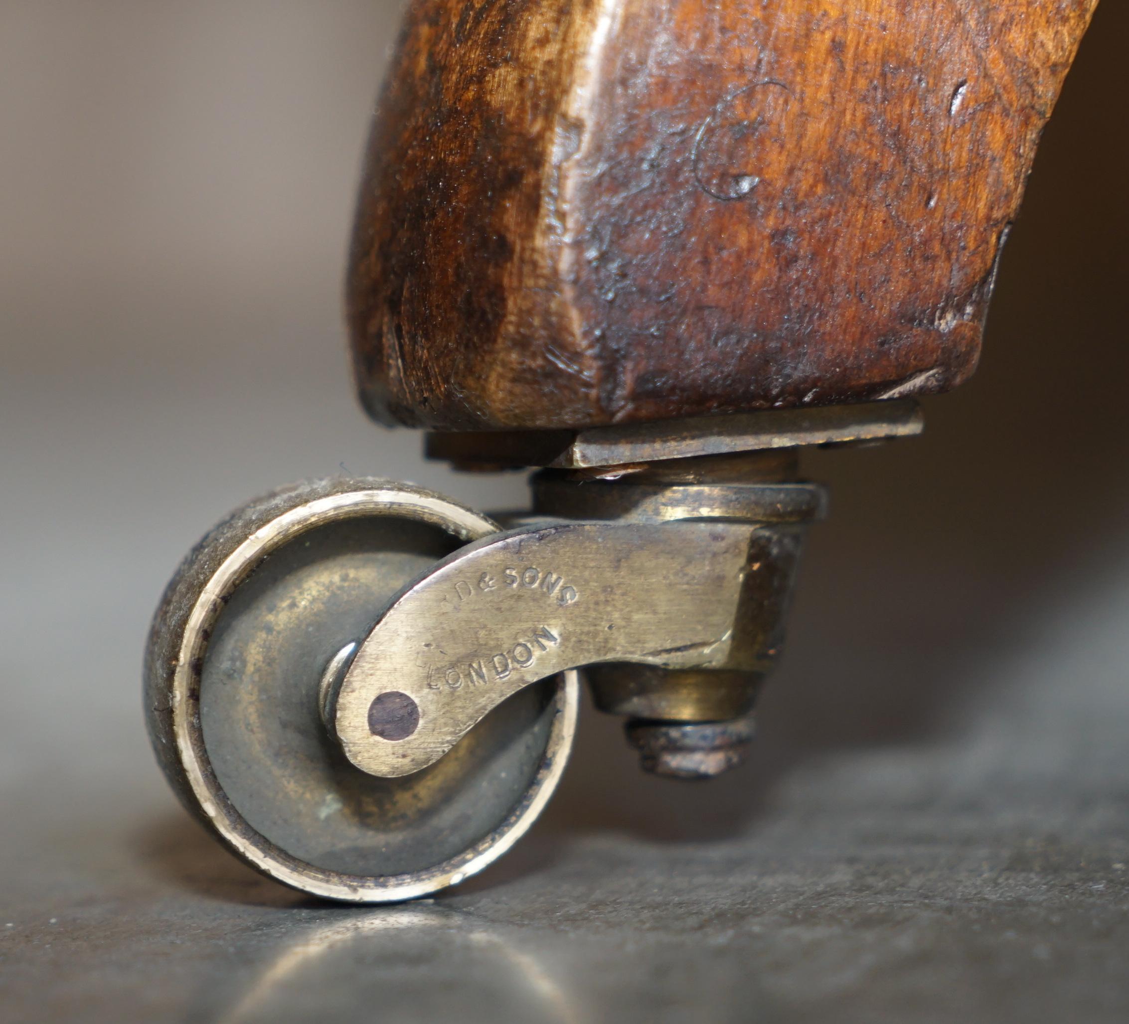 Paire d'importantes canapés Chesterfield anciens en cuir Howard & Sons restaurés et restaurés en vente 9
