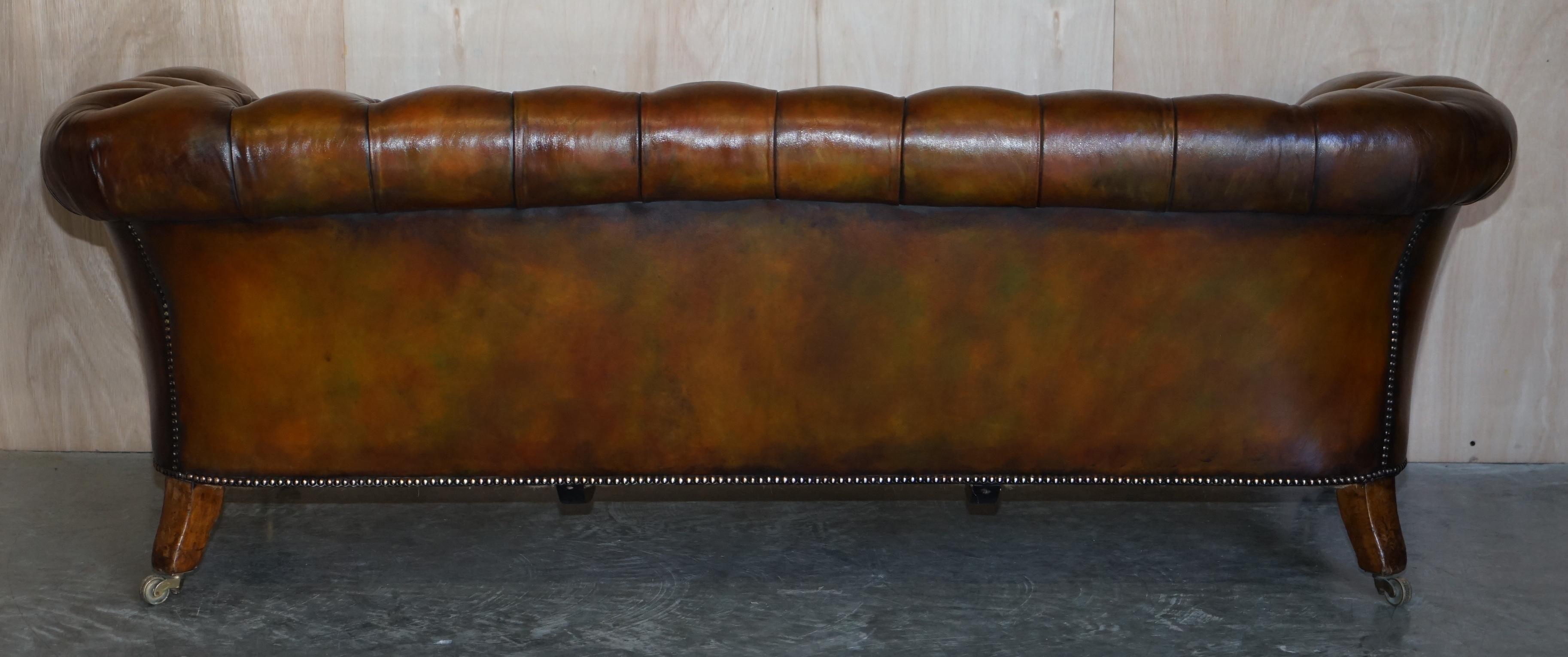 Paire d'importantes canapés Chesterfield anciens en cuir Howard & Sons restaurés et restaurés en vente 10