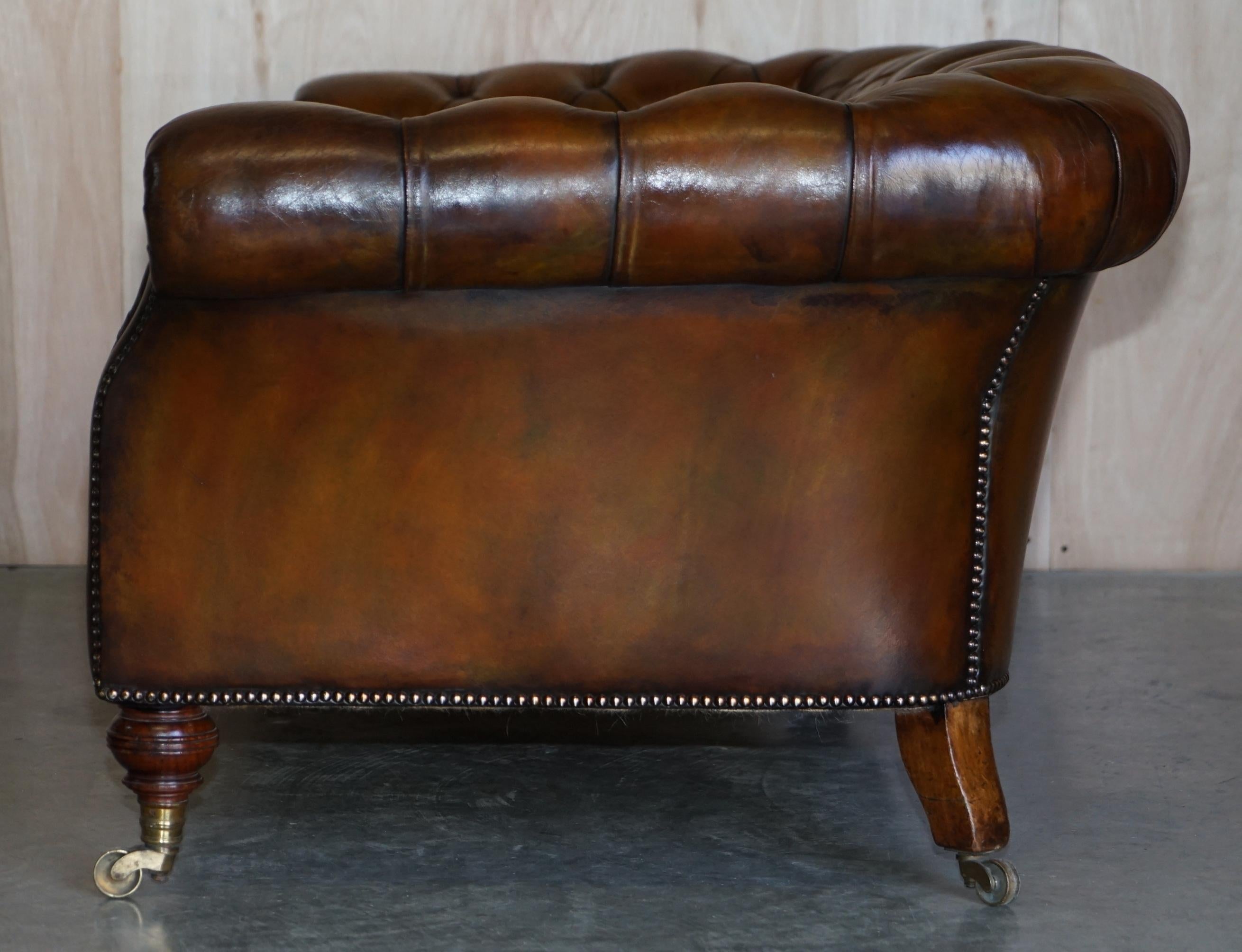 Paire d'importantes canapés Chesterfield anciens en cuir Howard & Sons restaurés et restaurés en vente 11