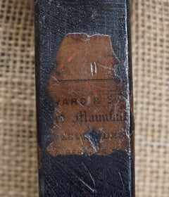 Paire d'importantes canapés Chesterfield anciens en cuir Howard & Sons restaurés et restaurés