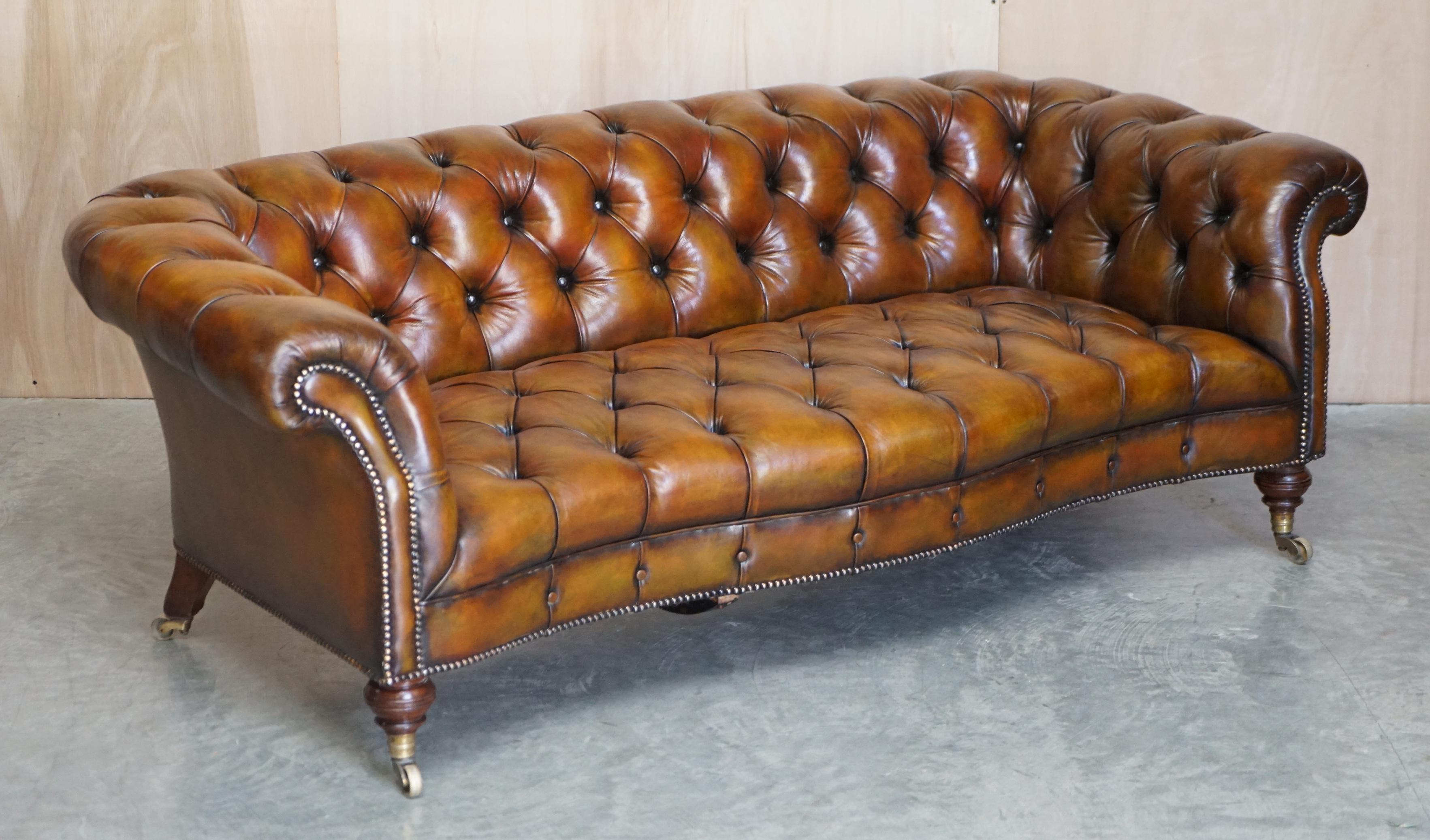 Fait main Paire d'importantes canapés Chesterfield anciens en cuir Howard & Sons restaurés et restaurés en vente