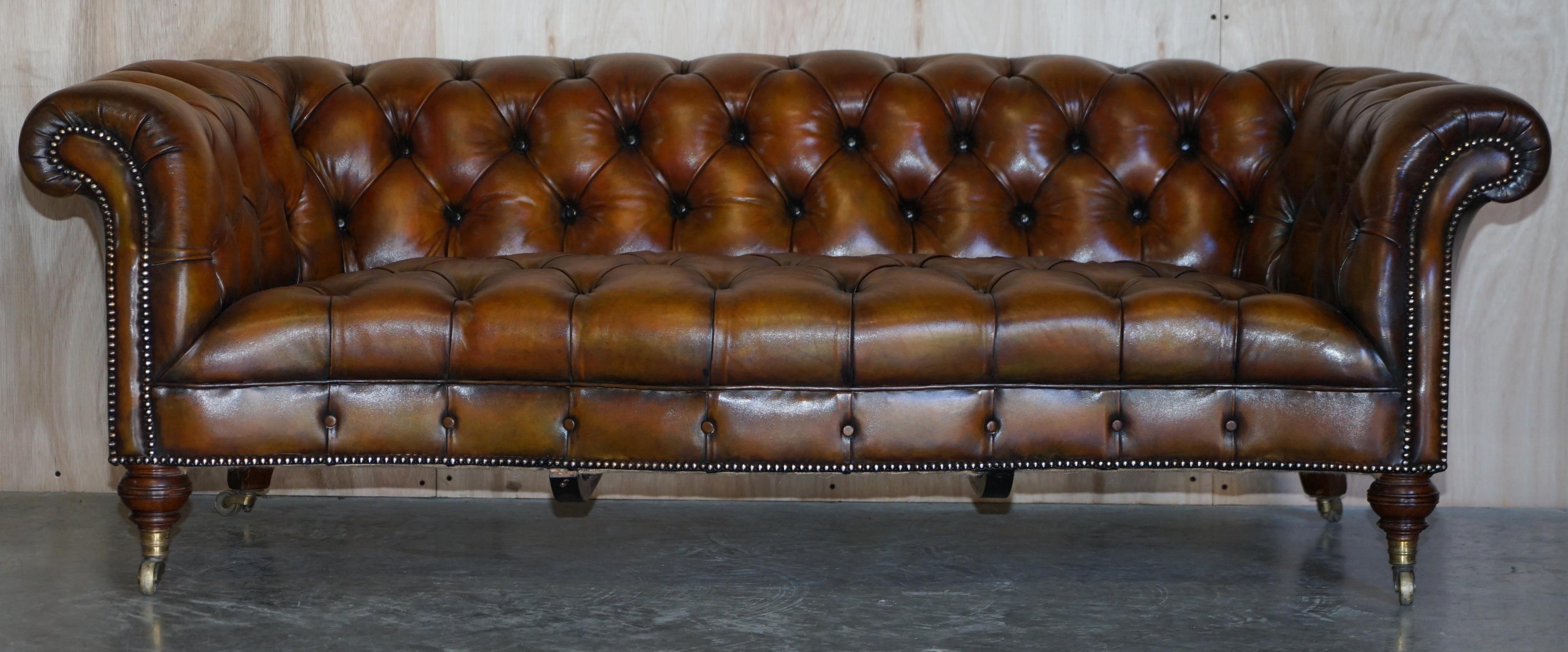 XIXe siècle Paire d'importantes canapés Chesterfield anciens en cuir Howard & Sons restaurés et restaurés en vente