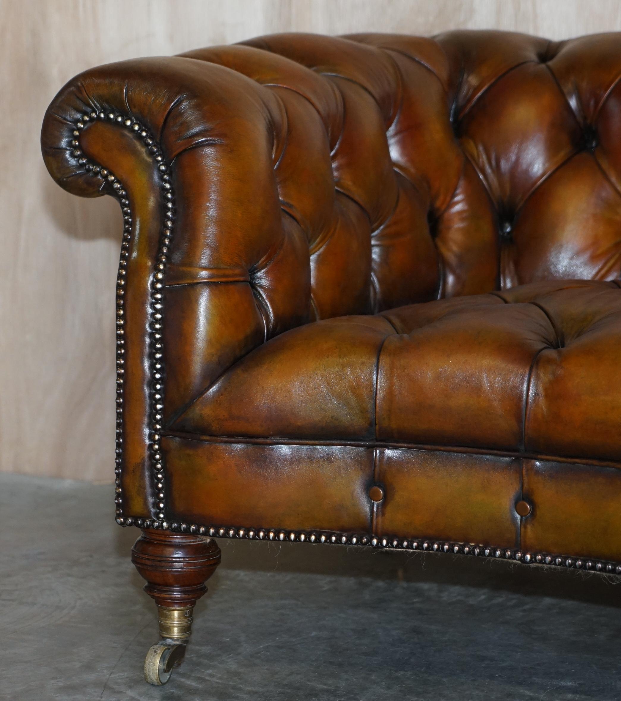 Cuir Paire d'importantes canapés Chesterfield anciens en cuir Howard & Sons restaurés et restaurés en vente