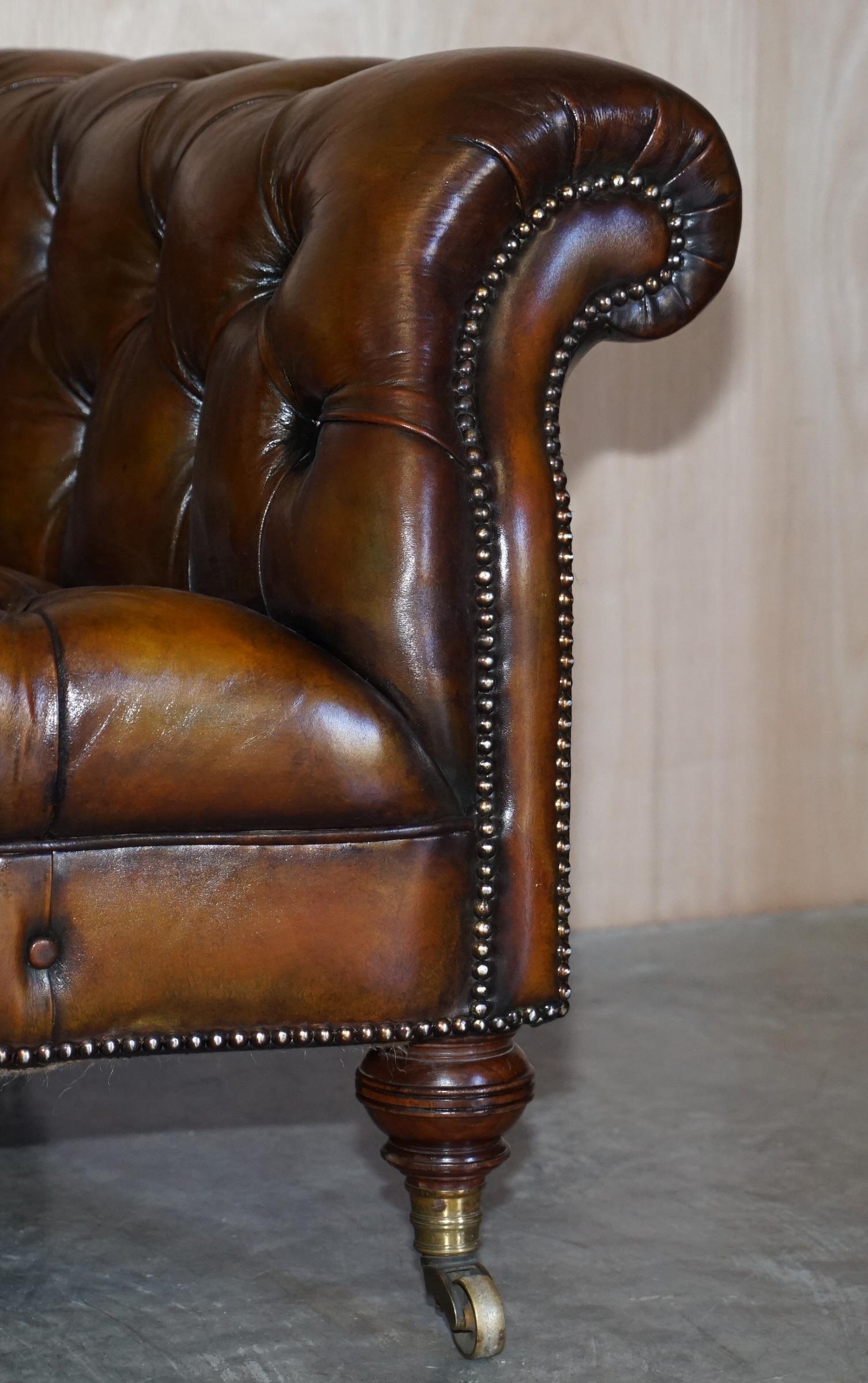Paire d'importantes canapés Chesterfield anciens en cuir Howard & Sons restaurés et restaurés en vente 2