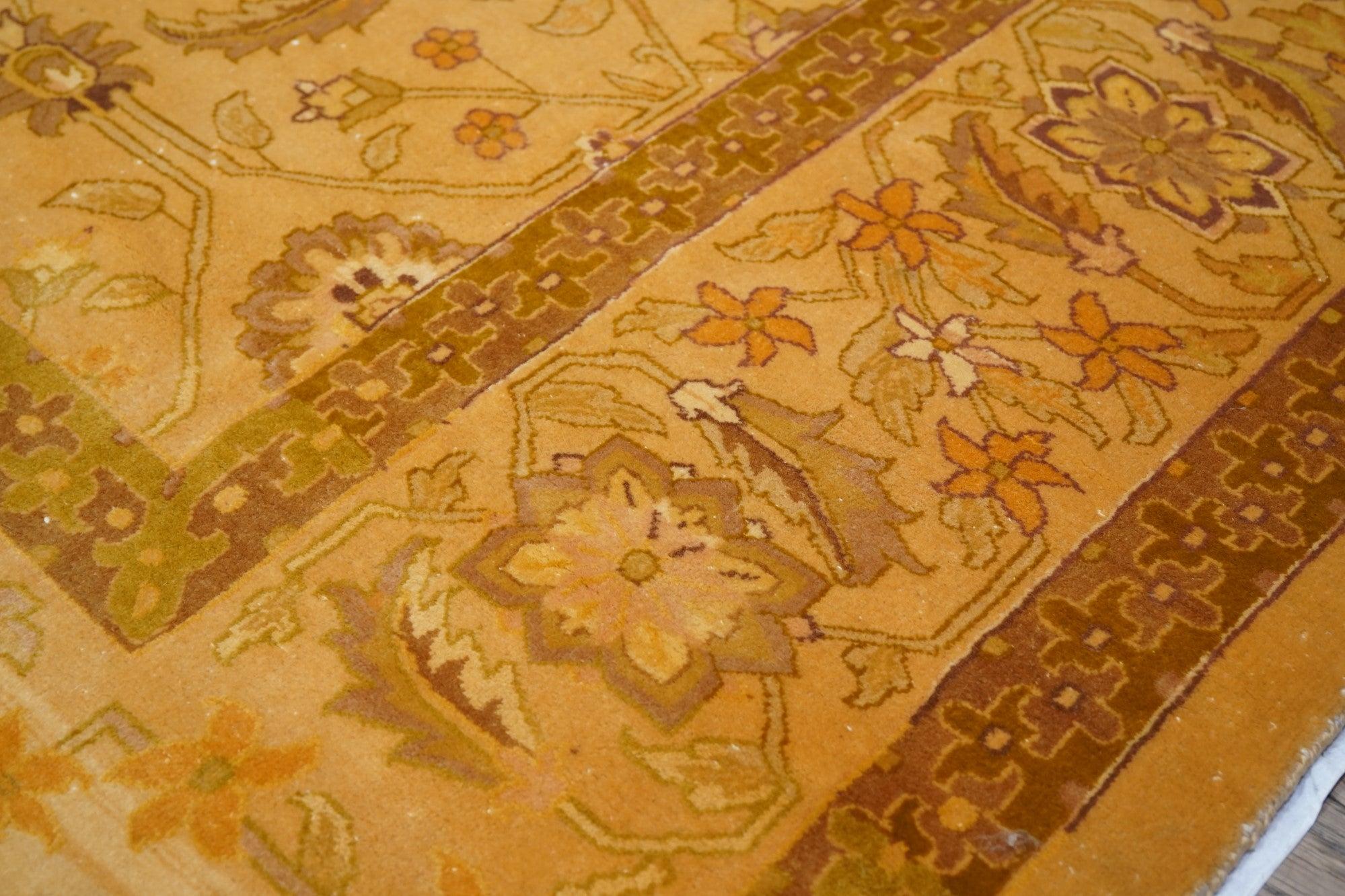 Indischer Indo-Tabriz-Teppich im persischen Design, handgeknüpft (Handgeknüpft) im Angebot