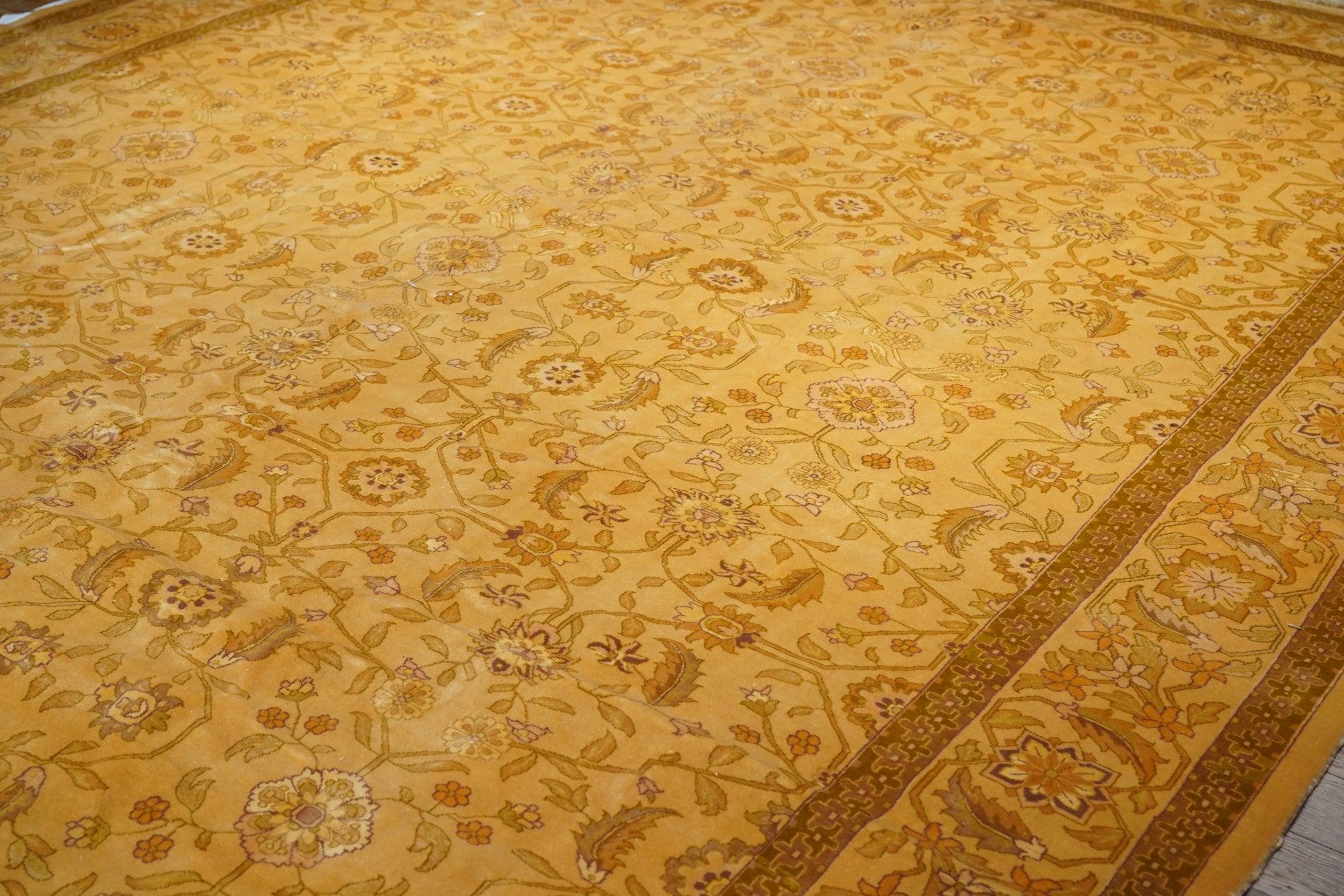 Indischer Indo-Tabriz-Teppich im persischen Design, handgeknüpft (21. Jahrhundert und zeitgenössisch) im Angebot