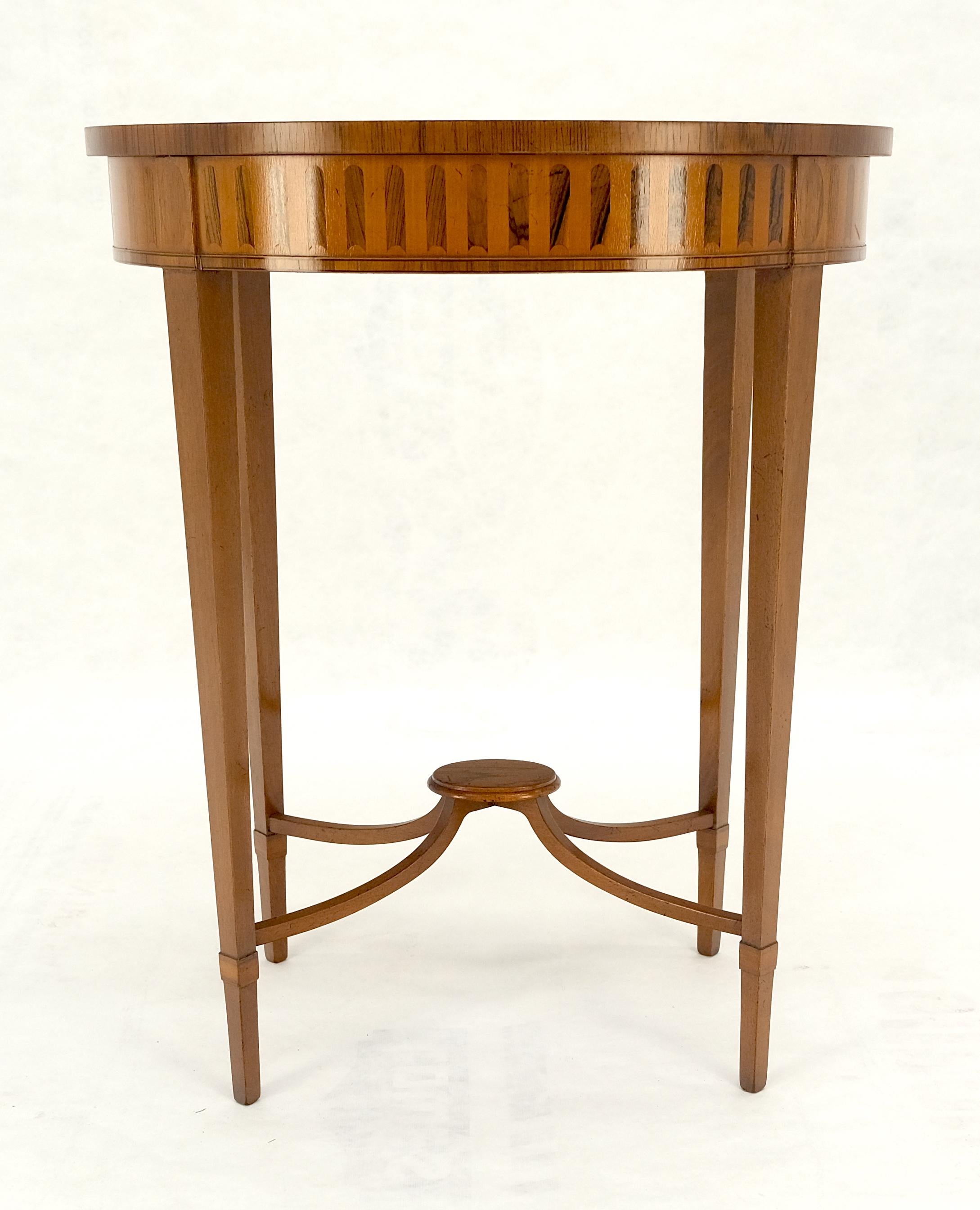 Fine Inlaid Oval Top Adams Style Tapered Legs Lamp Side Table Stand MINT In Excellent Condition For Sale In Rockaway, NJ