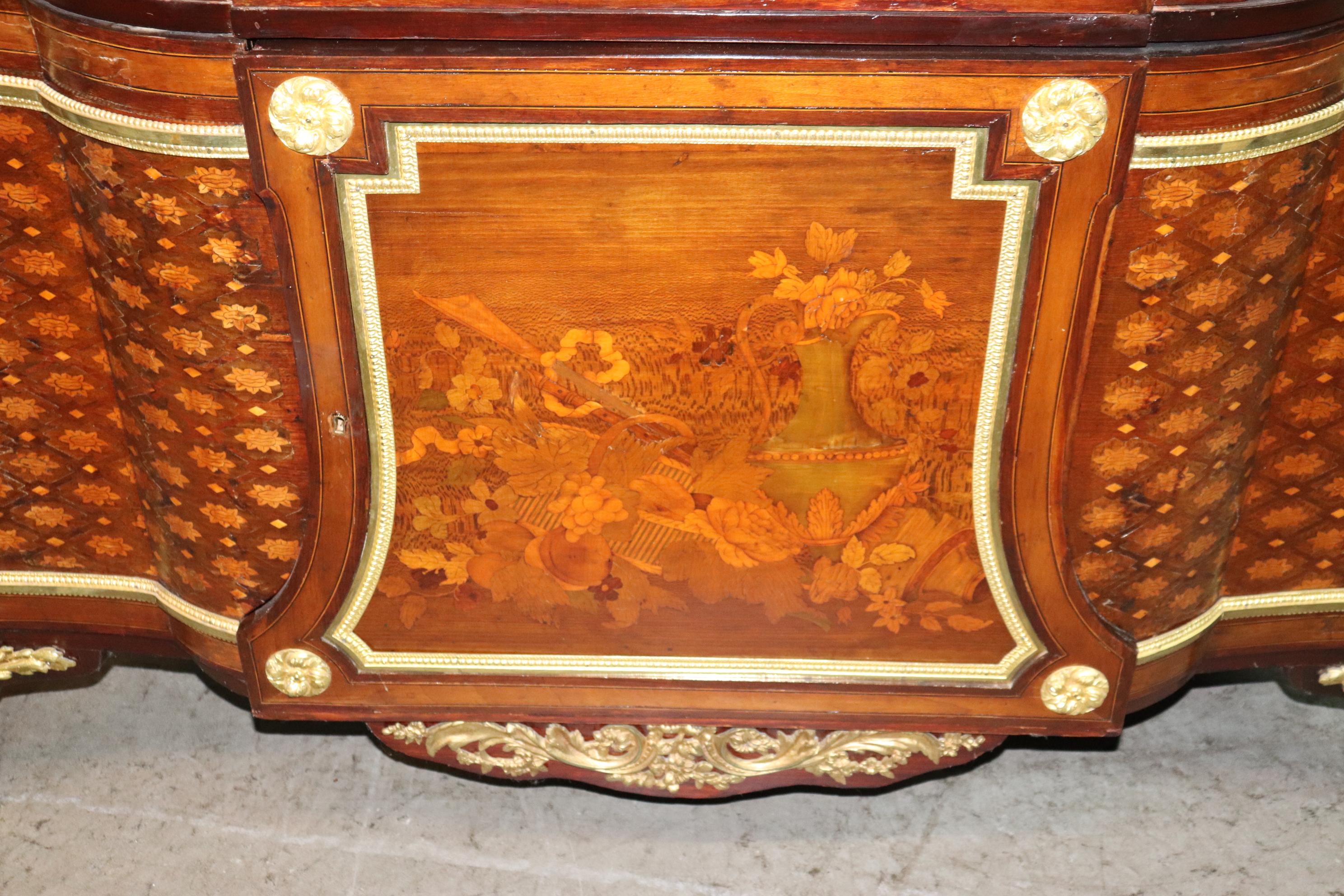 Commodo intarsiato di dimensioni da palazzo francese Luigi XV con piano in marmo, 1870 circa in vendita 4