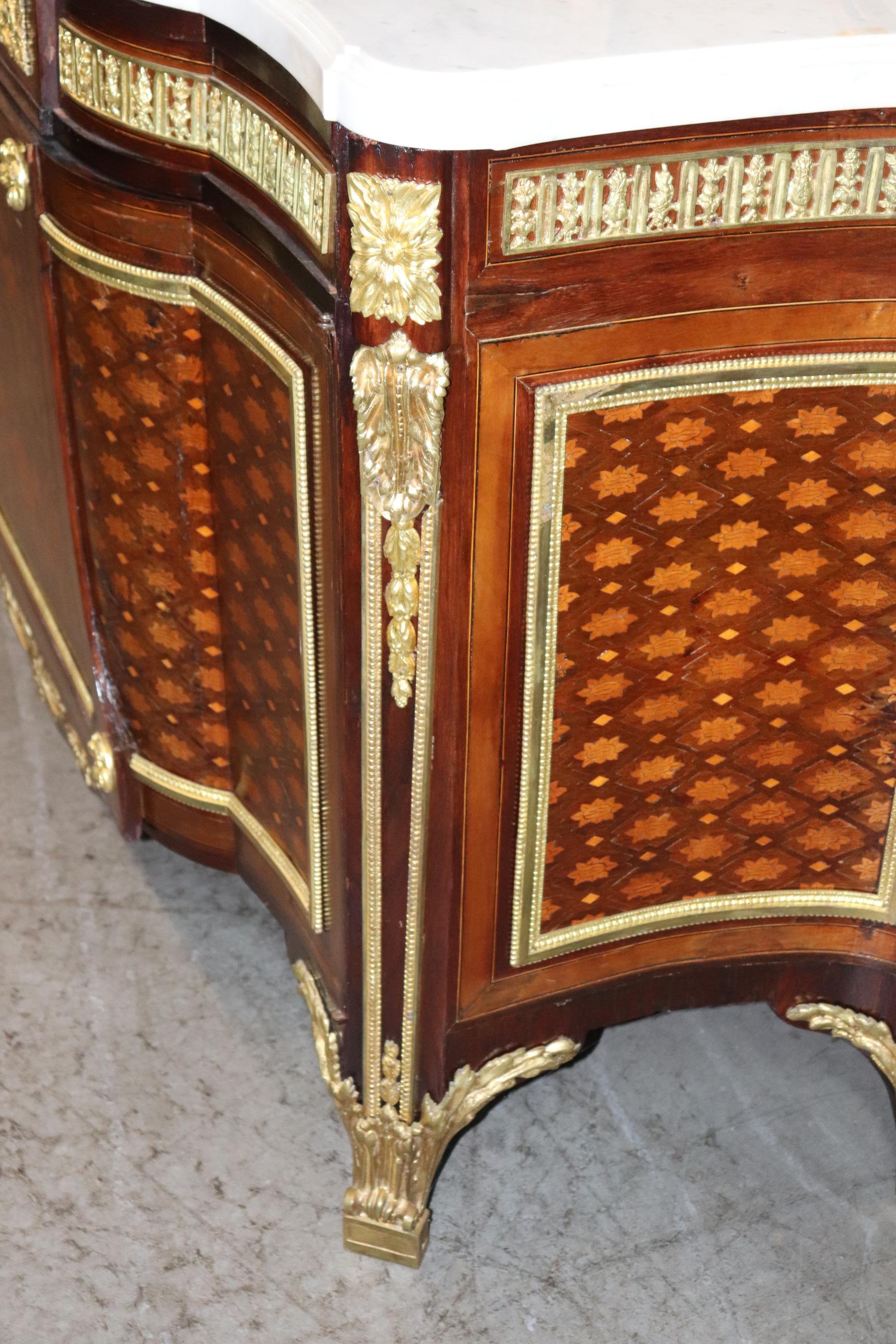 Commodo intarsiato di dimensioni da palazzo francese Luigi XV con piano in marmo, 1870 circa in vendita 12