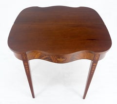 Tavolino da salotto intarsiato con fronte a serpentina in stile Feder con piano ribaltabile MINT