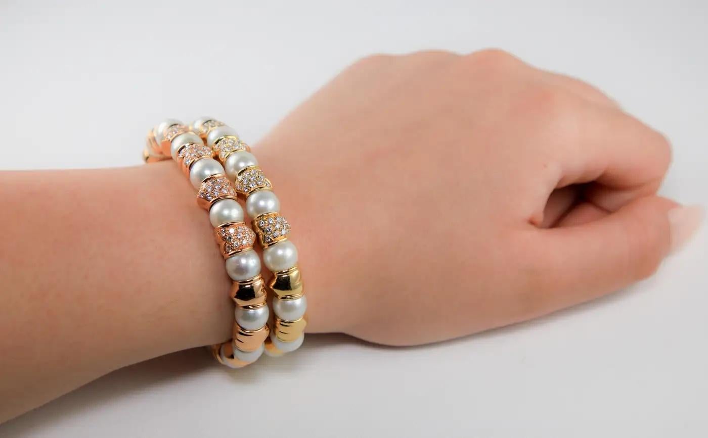Bracelet manchette en or jaune italien massif 18 K avec perles de culture et diamants de 1,0 ct
Capturant l'essence de l'élégance discrète et de l'excellence artisanale, ce bracelet manchette en or jaune massif 18 carats (poinçon 750) est une