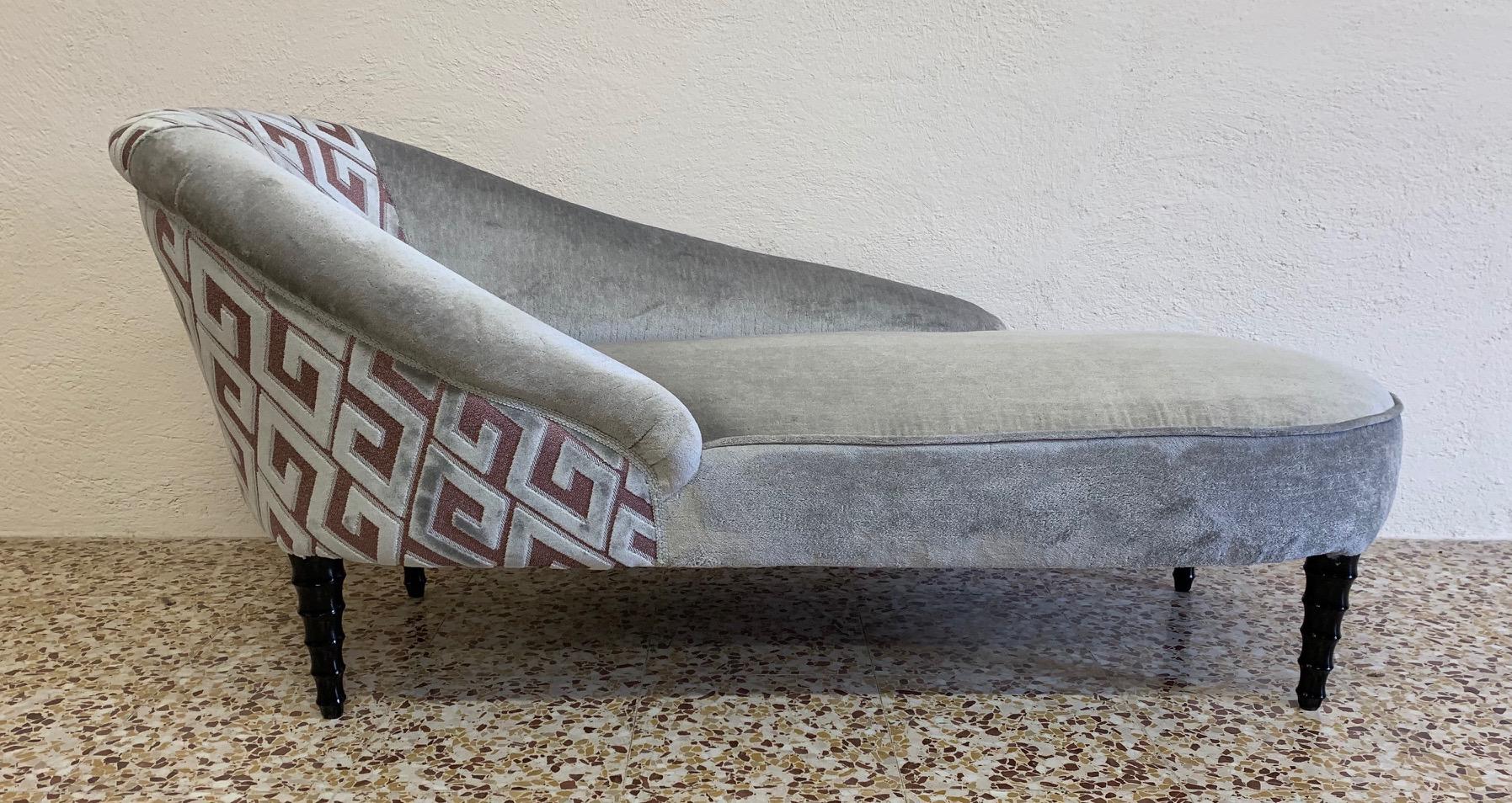 Elegant Italian chaise longue from the 1940s.
It has been restuffed and upholstered in high quality Italian velvet.
The wooden feet are black lacquered.