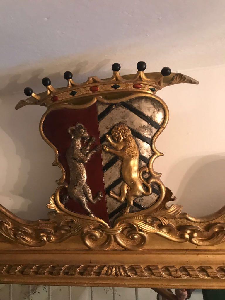 Fine Italian 19th Century Carved and Giltwood Mirror with Heraldic Shield In Good Condition In Rome, IT