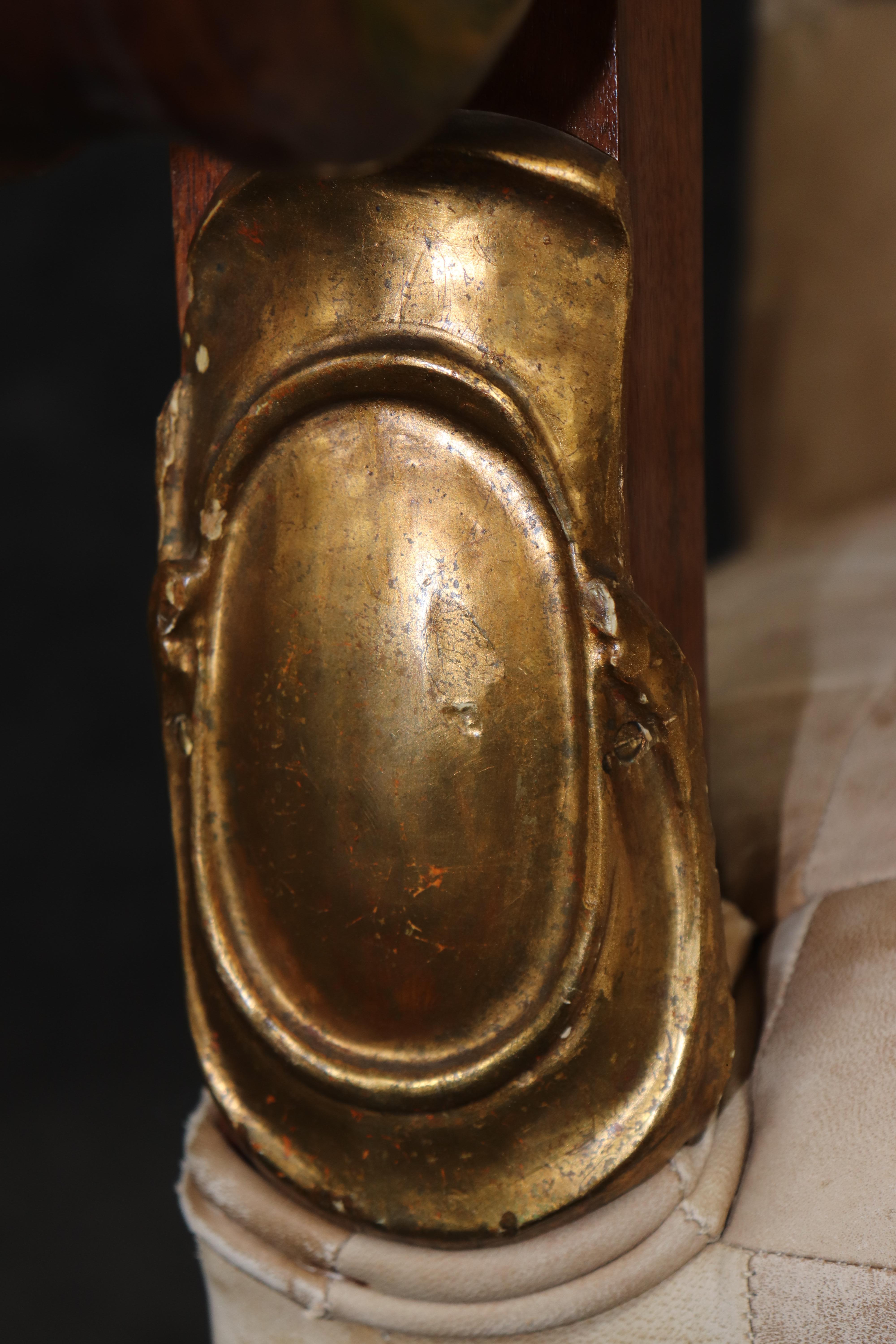 Raffinata sedia da trono in noce intagliato con cherubini dorati del XIX secolo, in cuoio in vendita 6