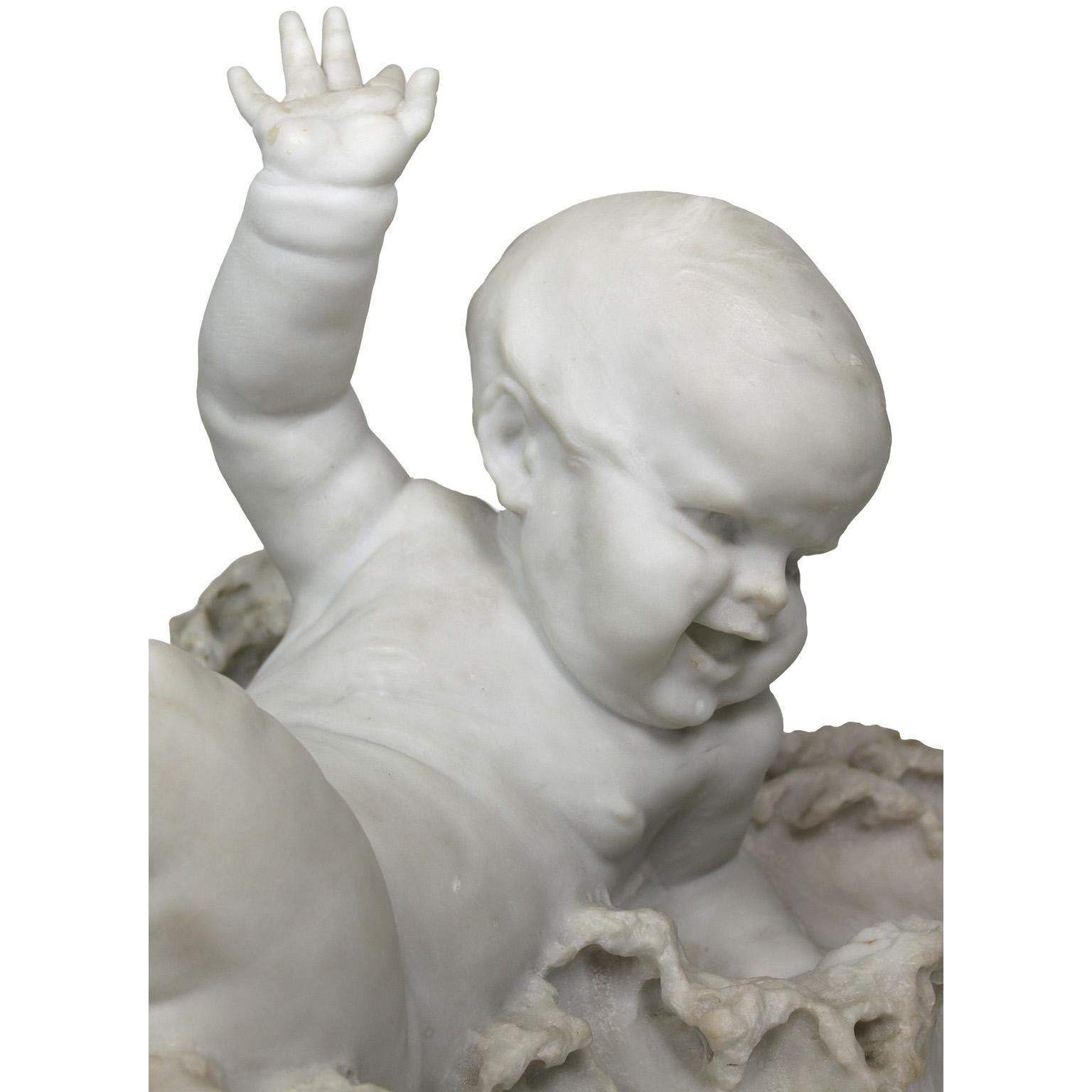Fine Italian 19th Century Marble Sculpture 'Baby's First Bath' - Felice Corsetti in vendita 3