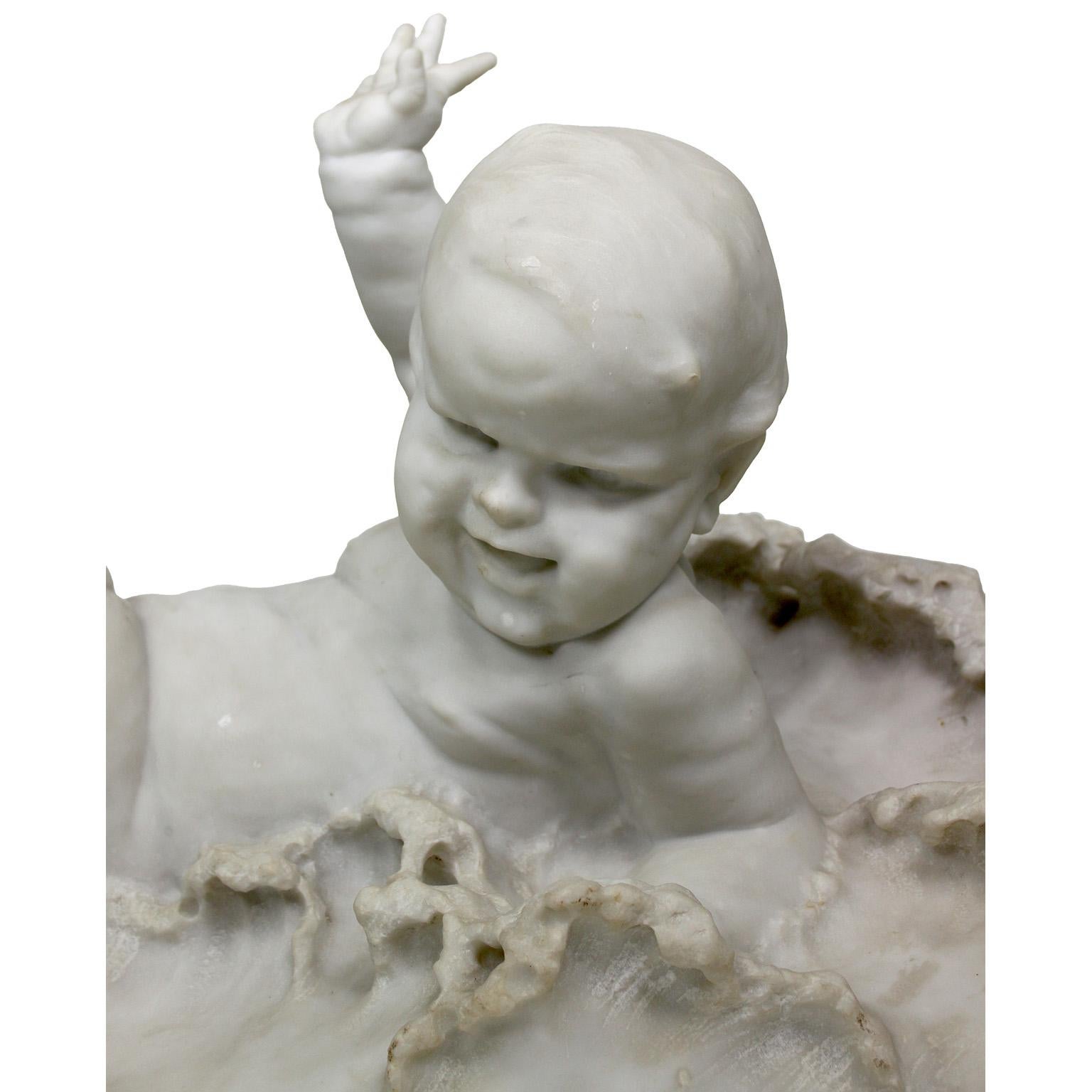 Fine Italian 19th Century Marble Sculpture 'Baby's First Bath' - Felice Corsetti in vendita 1