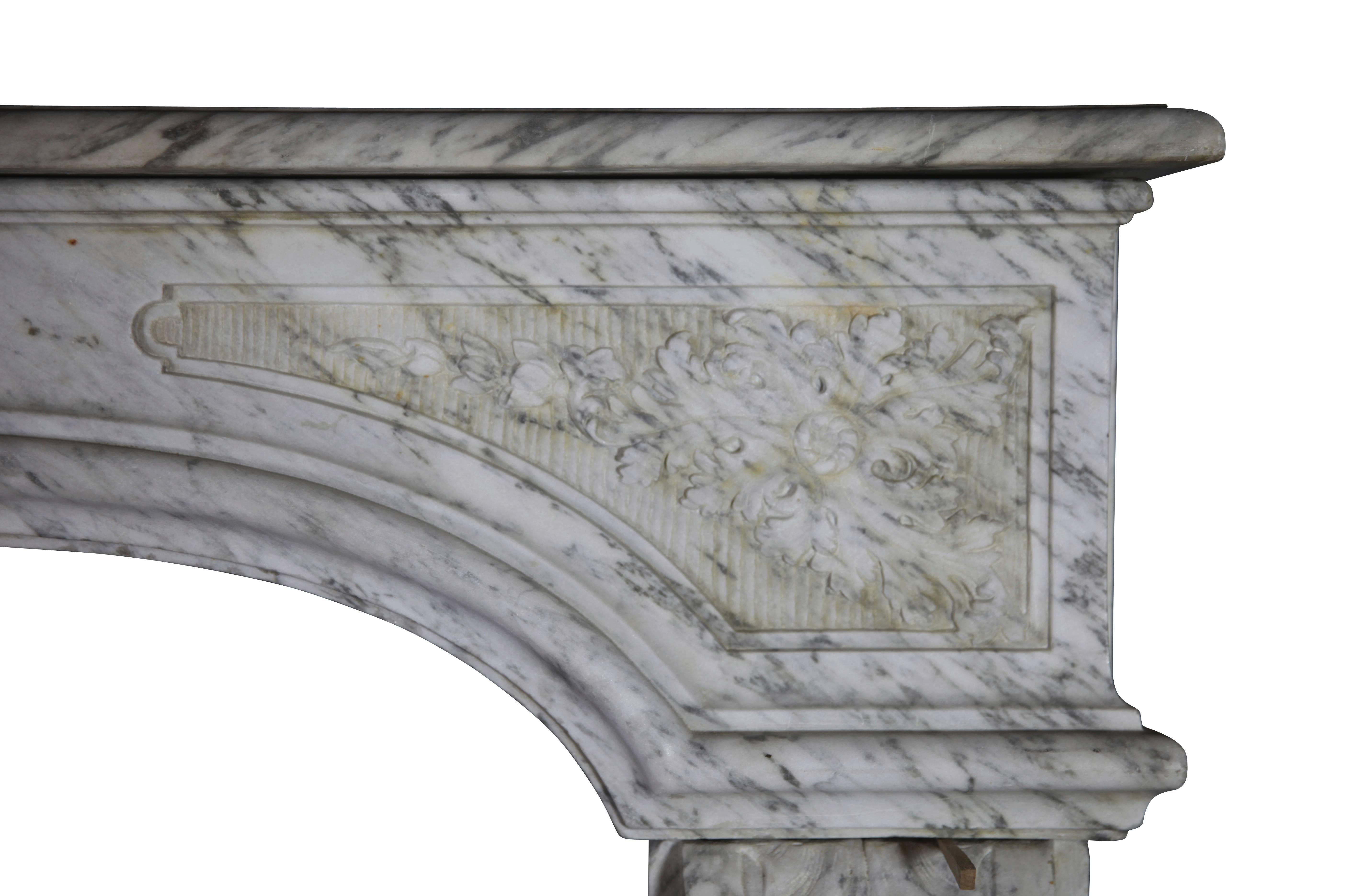 Fine Italian Antique Marble Fireplace Surround In Excellent Condition For Sale In Beervelde, BE