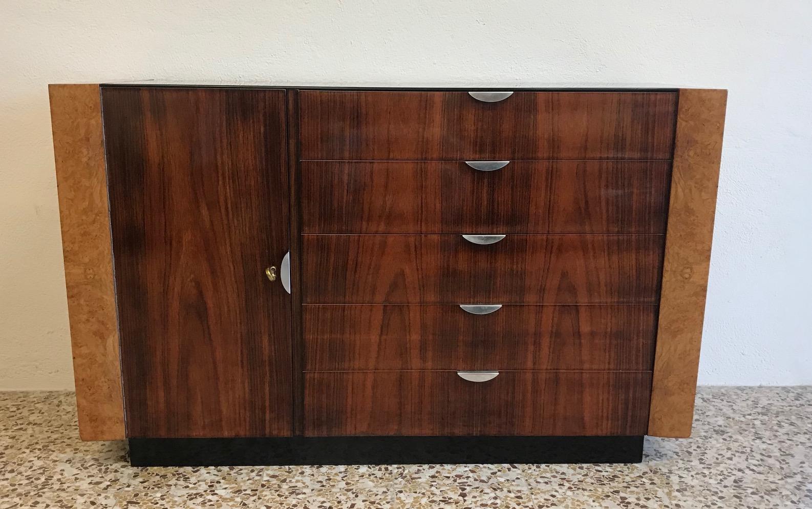 Art deco chest of drawers of the 1940s in fine wood, maple briar and ebonized details.
Handles in chromed metal. Opaline top.