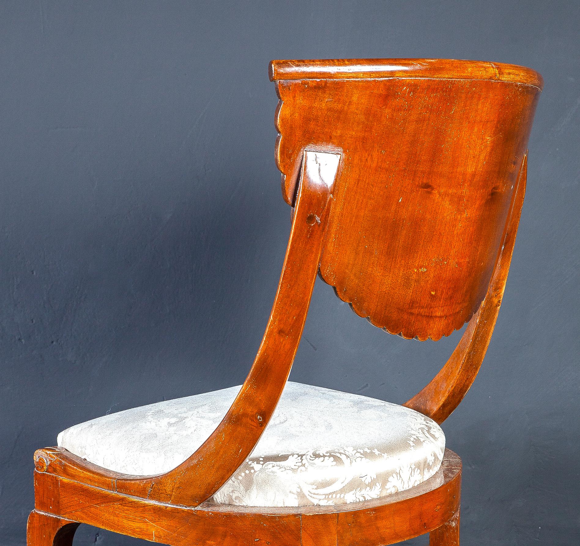 Ensemble de huit chaises et d'une paire de fauteuils pour une salle à manger italienne, 1790 en vente 7