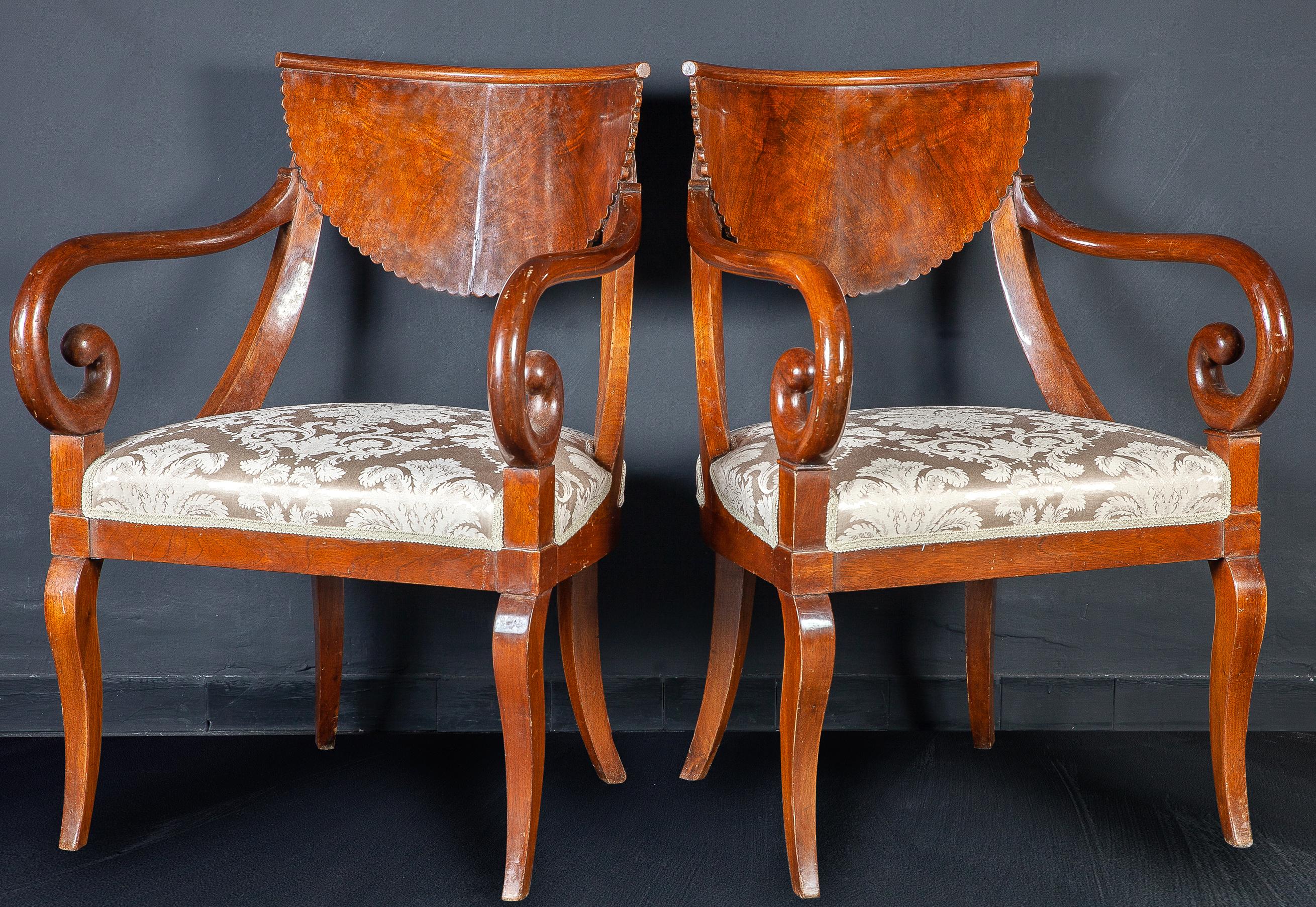 Noyer Ensemble de huit chaises et une paire de fauteuils de salle à manger italiennes de qualité, 1790 en vente