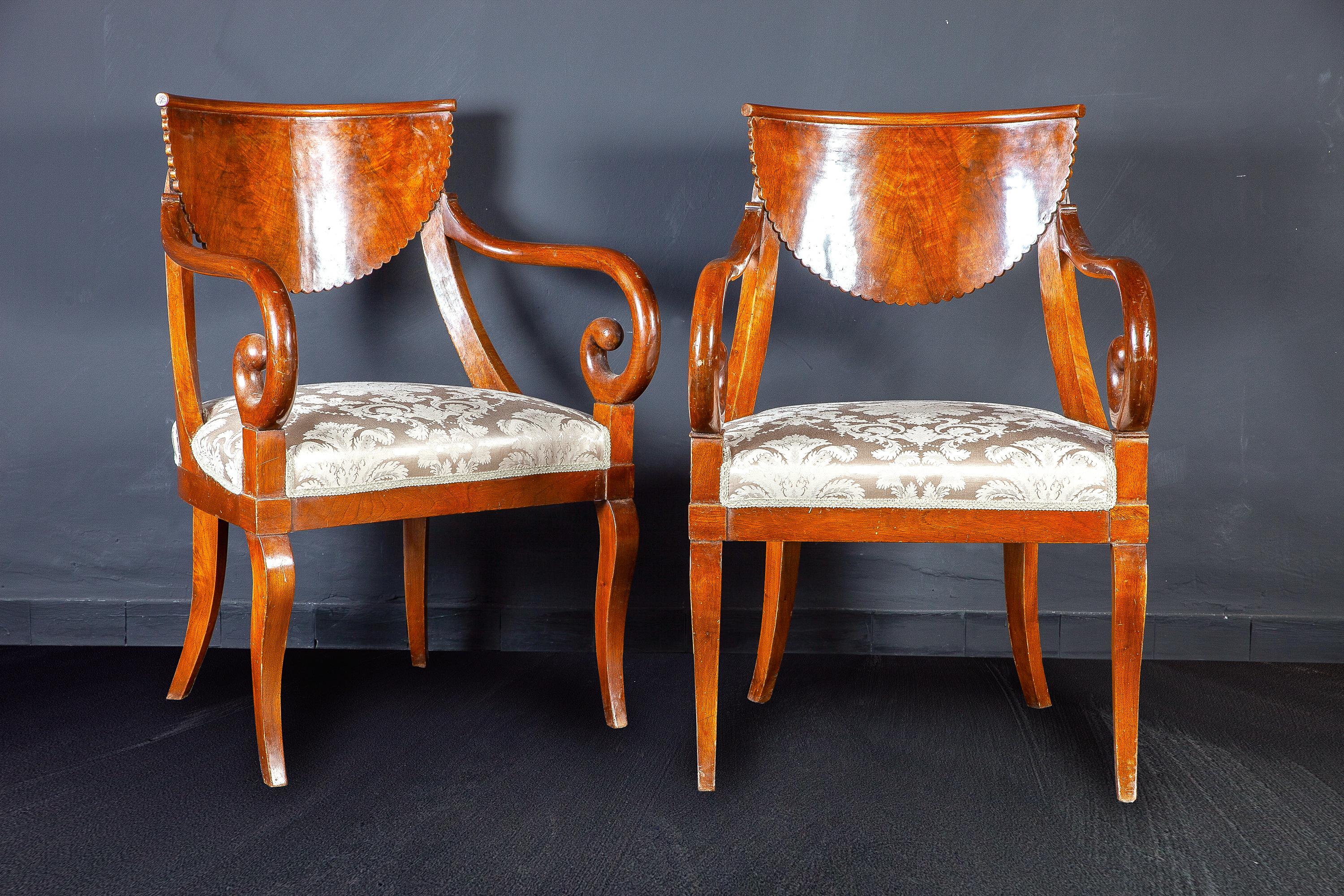 Noyer Ensemble de huit chaises et d'une paire de fauteuils pour une salle à manger italienne, 1790 en vente