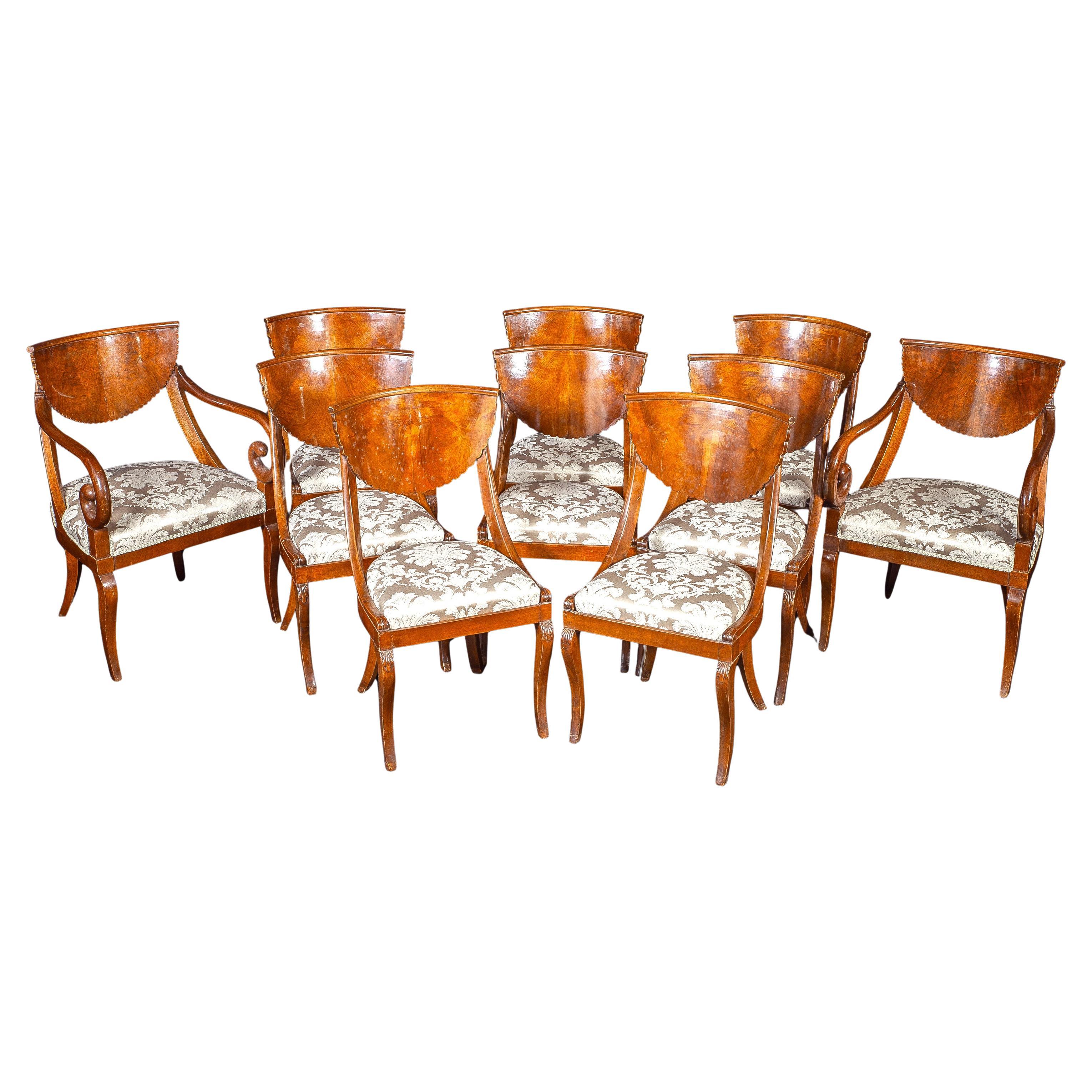 Raffinato set da sala da pranzo italiano composto da otto sedie e un paio di poltrone, 1790