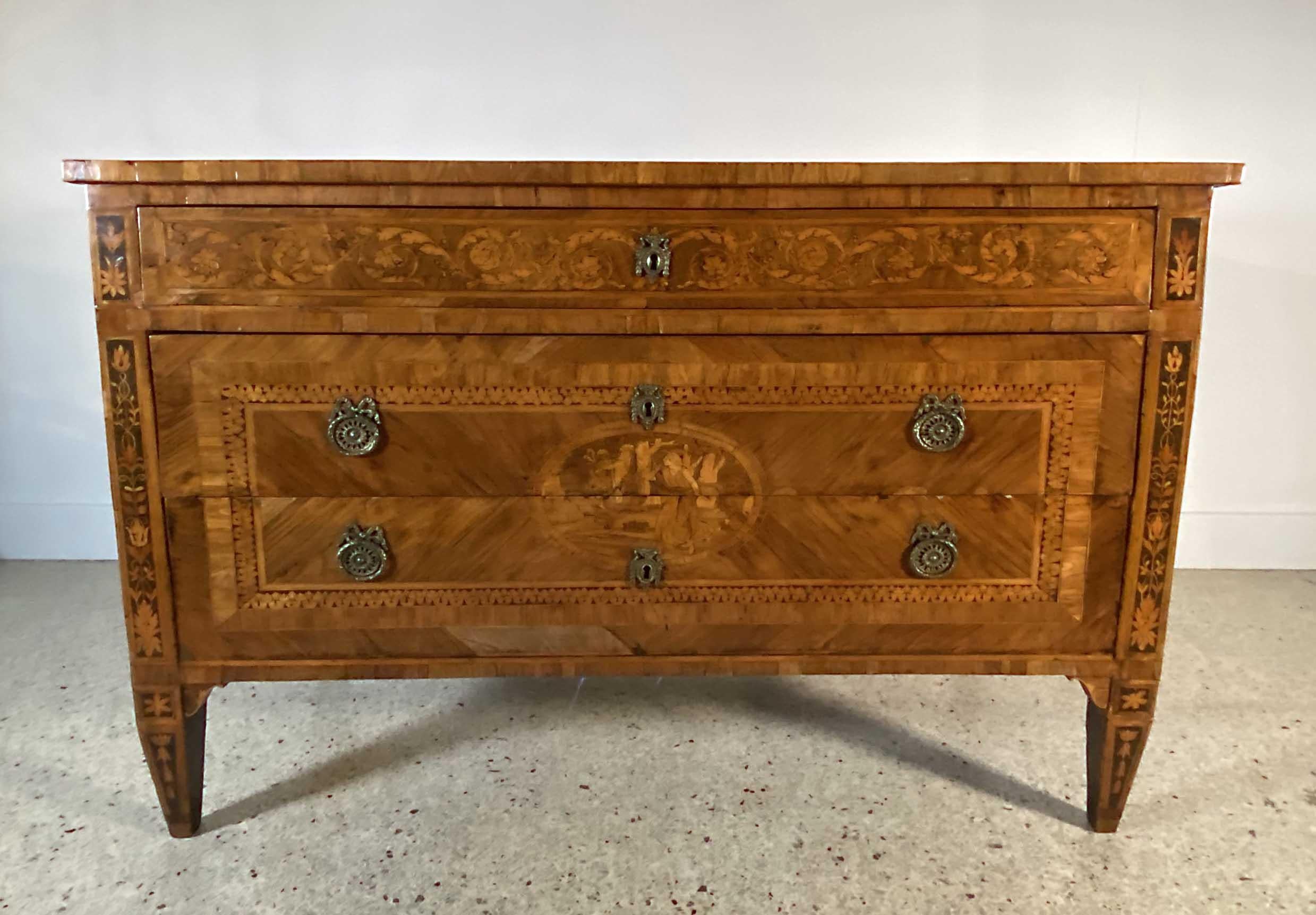 Fine Italian Neoclassic Walnut and Lemonwood Inlaid Commode, Guiseppe Maggiolini In Good Condition For Sale In Hollywood, FL