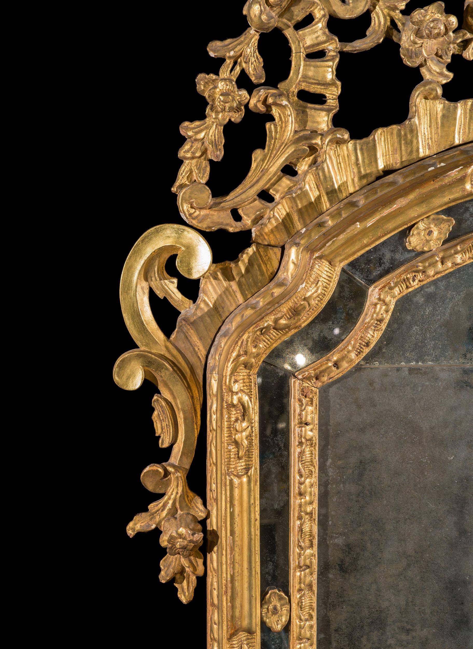 Miroir d'embarcadère en bois doré piémontais du XVIIIe siècle État moyen - En vente à London, GB