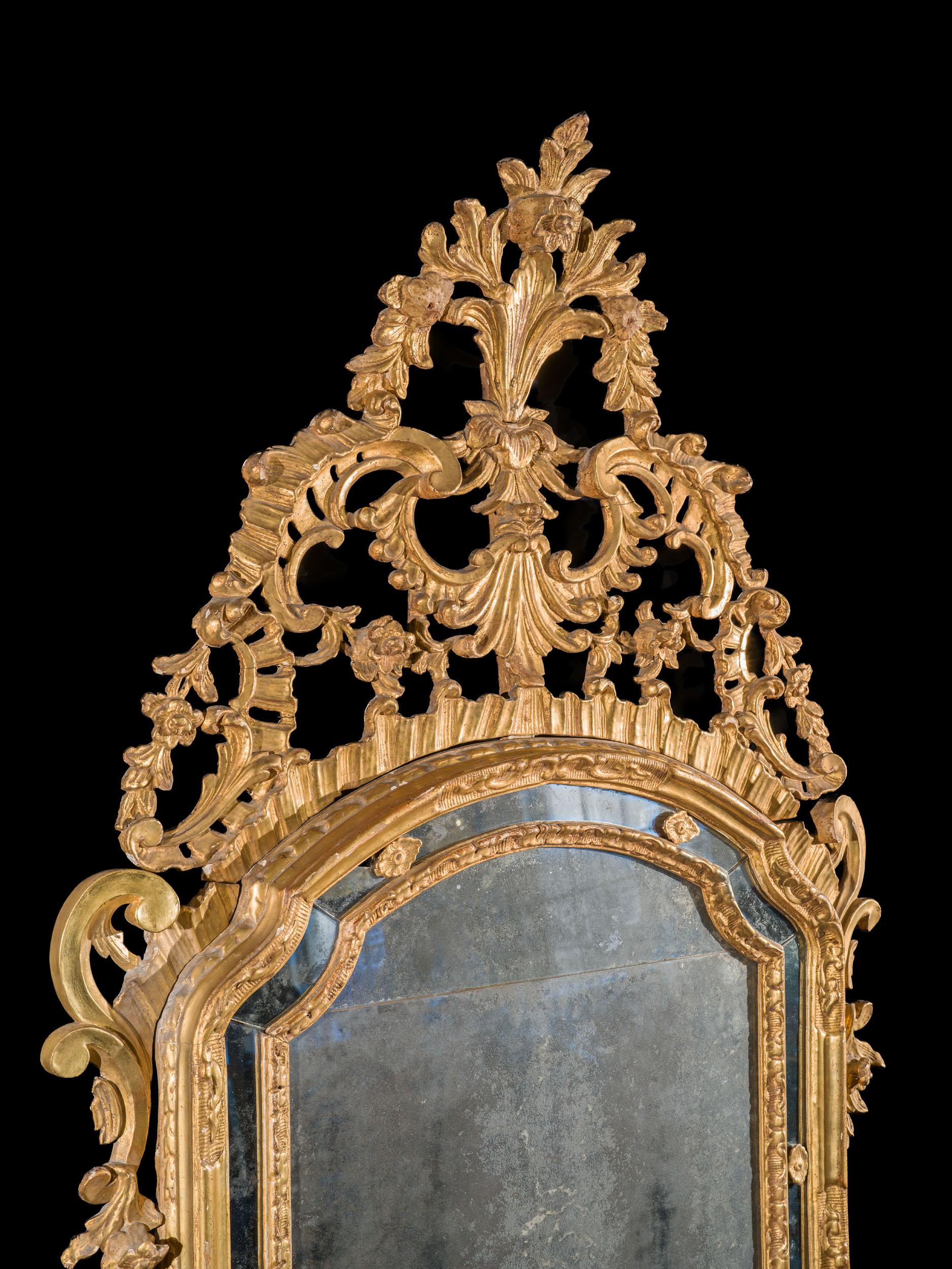 Verre mercuré Miroir d'embarcadère en bois doré piémontais du XVIIIe siècle en vente